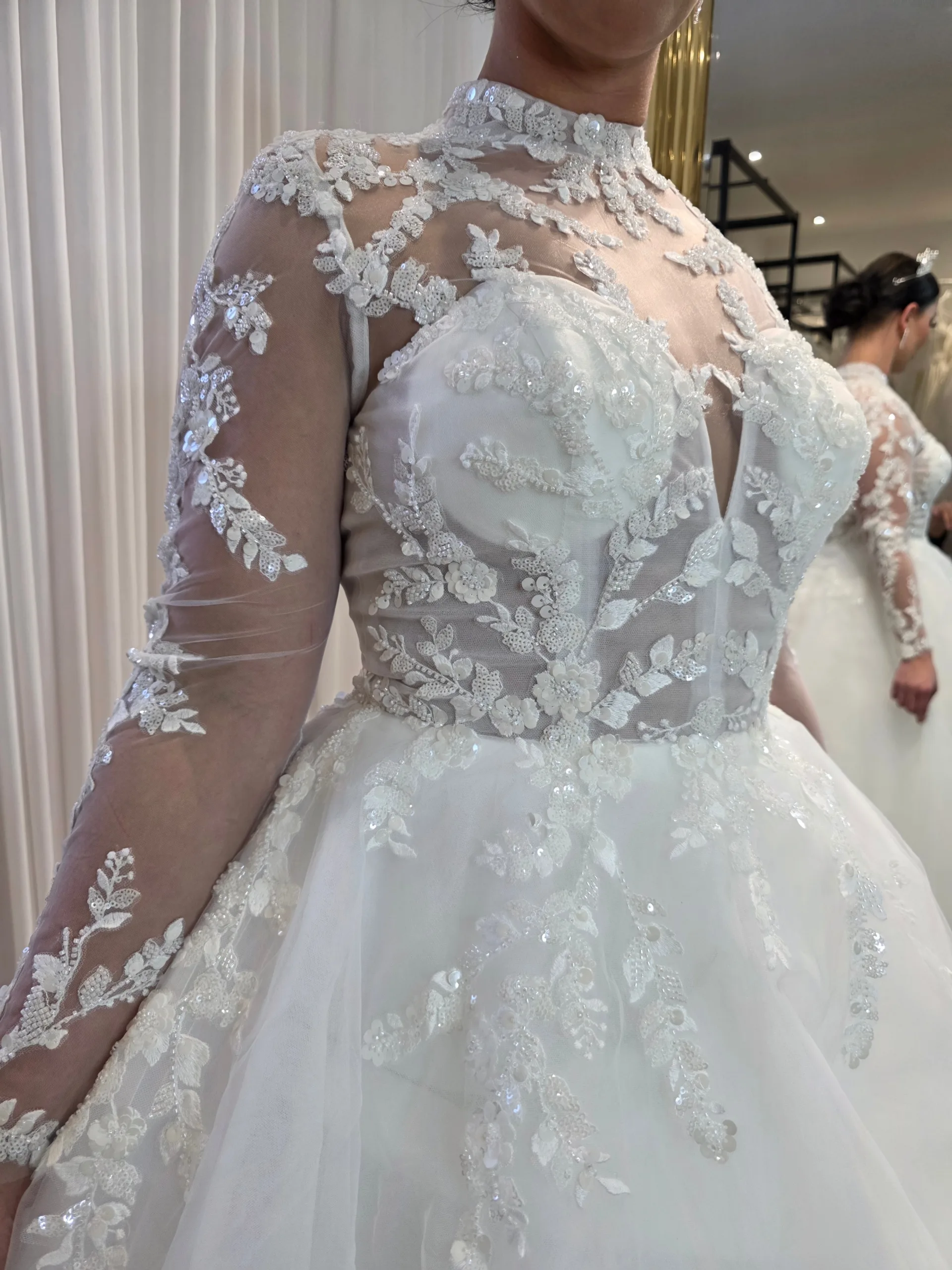 Robe de mariée trapèze à col haut – Image 4