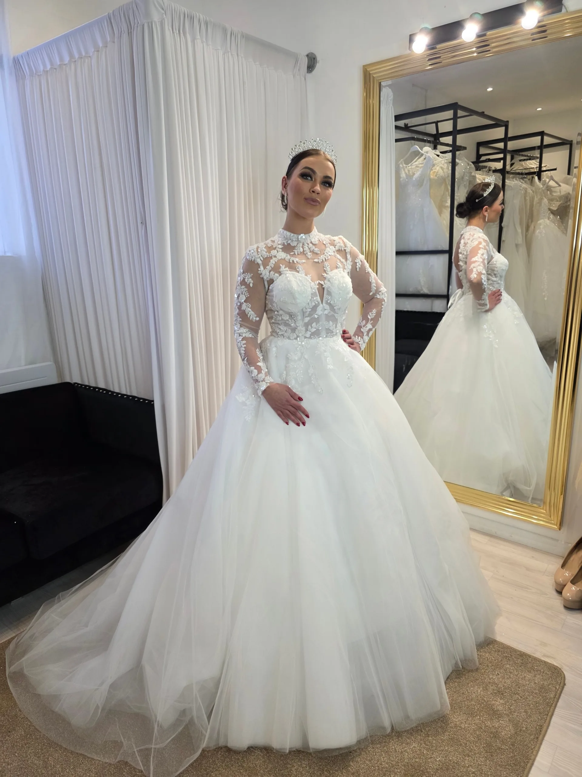 Robe de mariée trapèze à col haut – Image 2