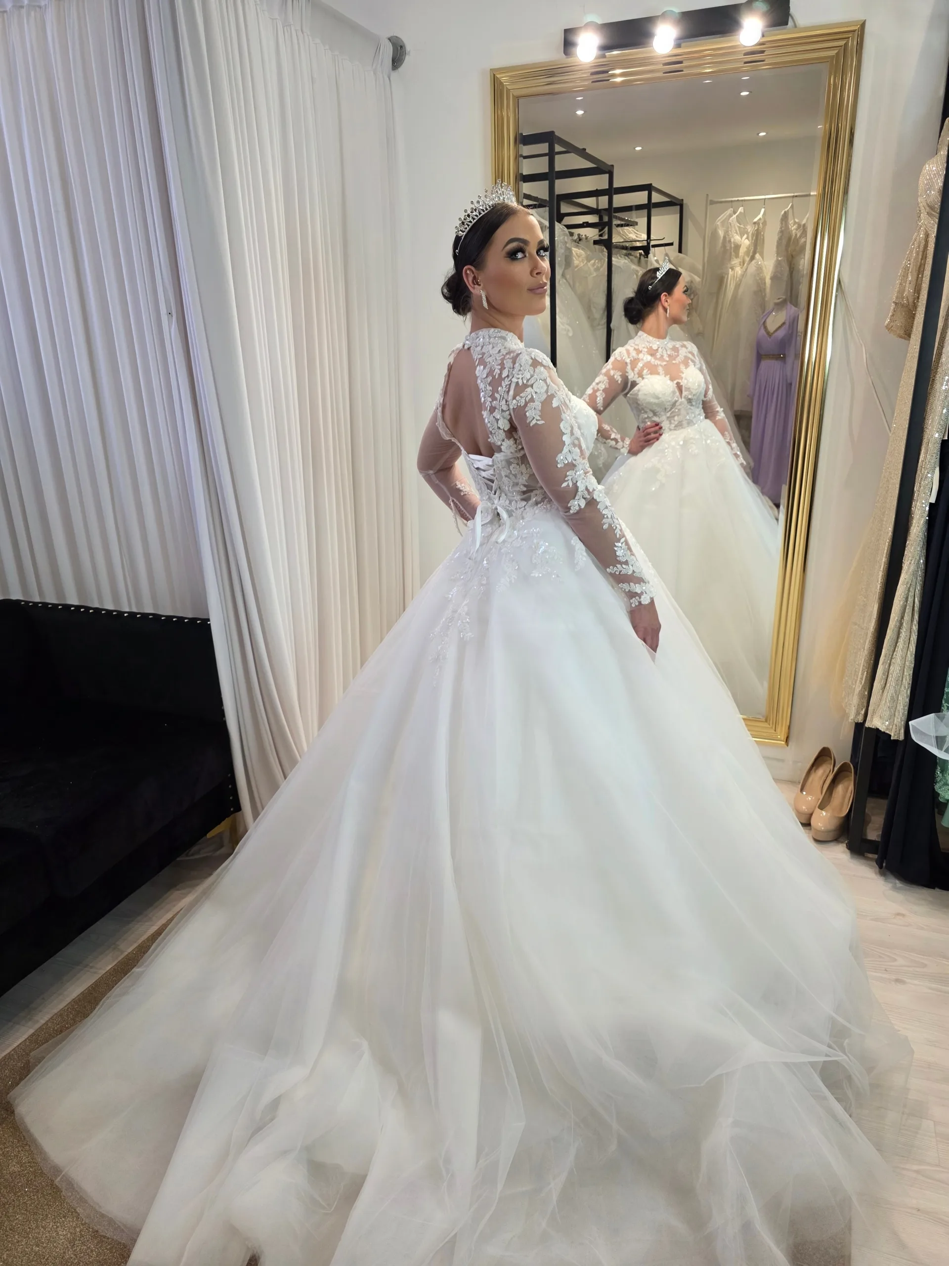 Robe de mariée trapèze à col haut – Image 3