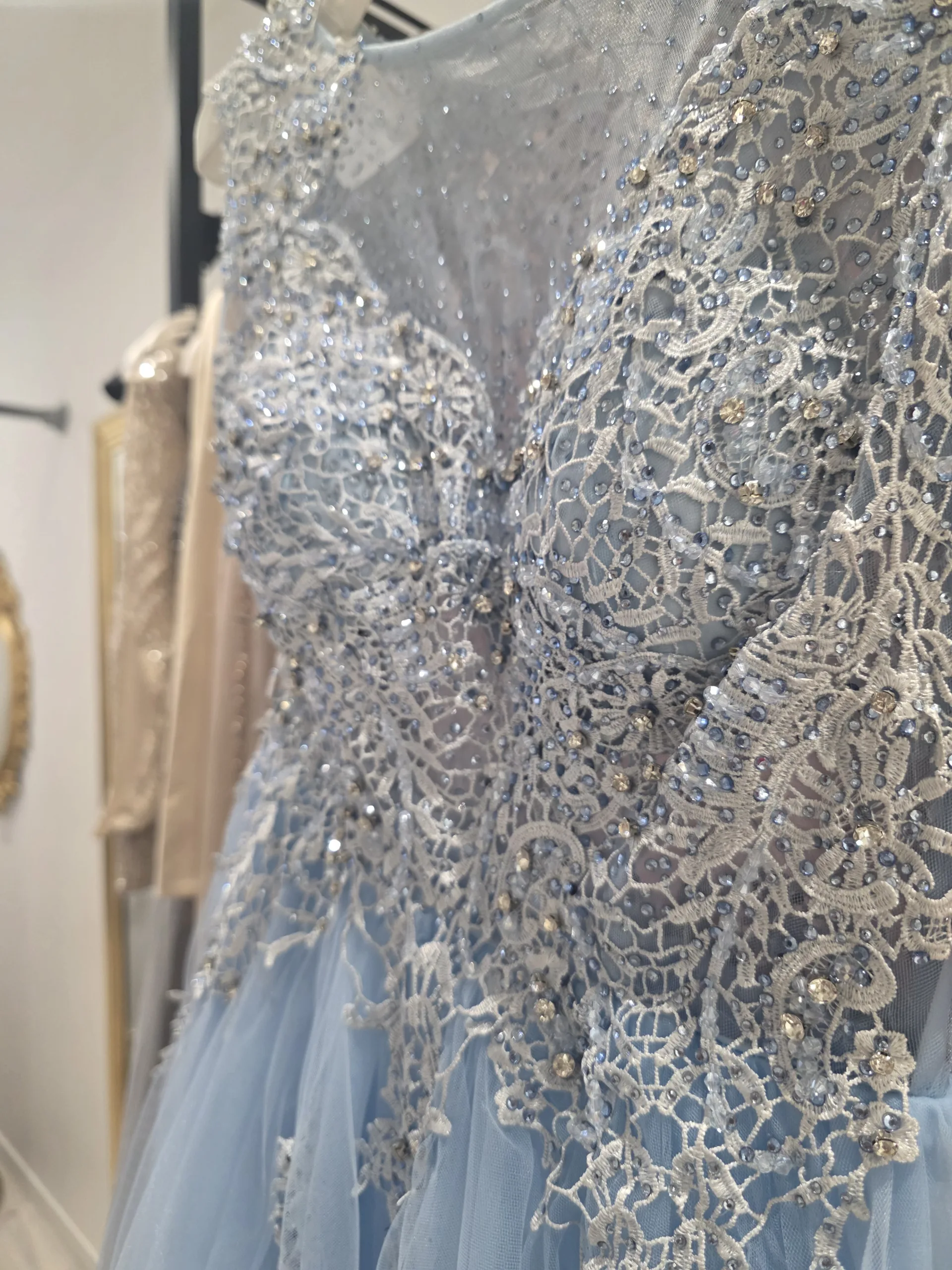 Robe de soirée semi longue – élégance et audace – Image 4