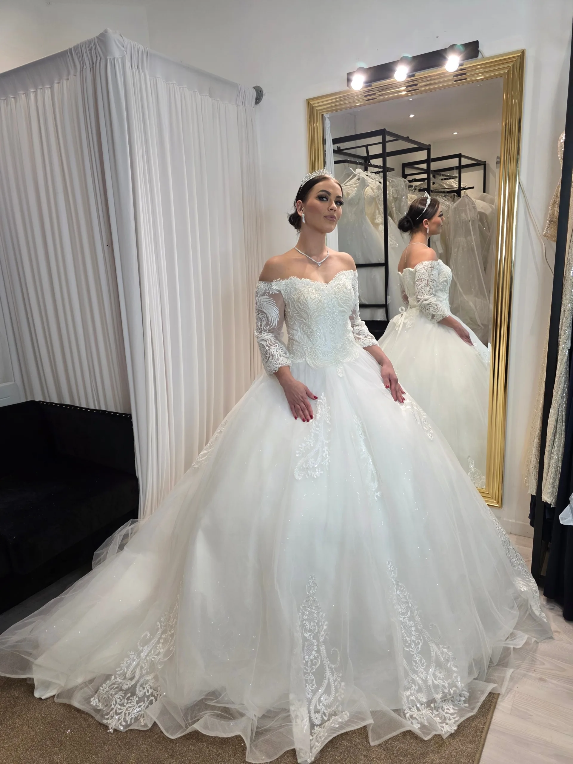 Robe de mariée princesse en dentelle à manches longues et encolure dégagée – Image 4