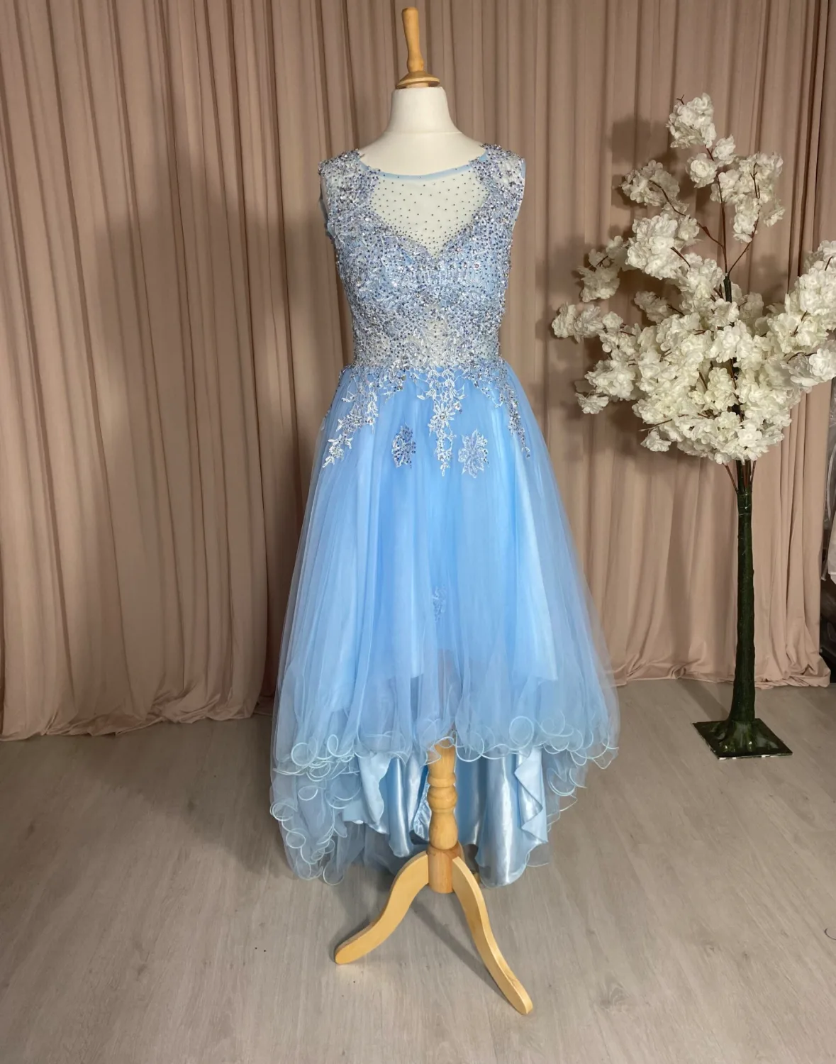 Robe de soirée semi longue – élégance et audace – Image 6