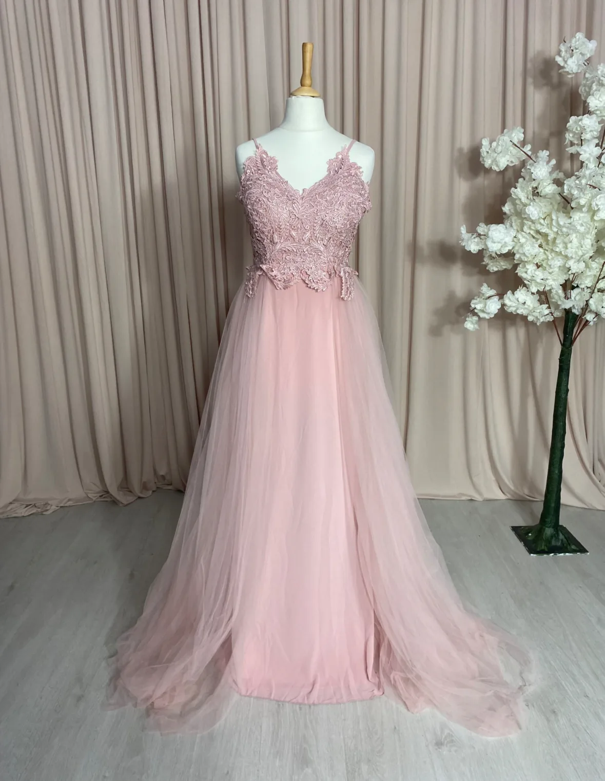Robe de cocktail longue à bretelle fine - bustier brodé et jupe fluide en tulle