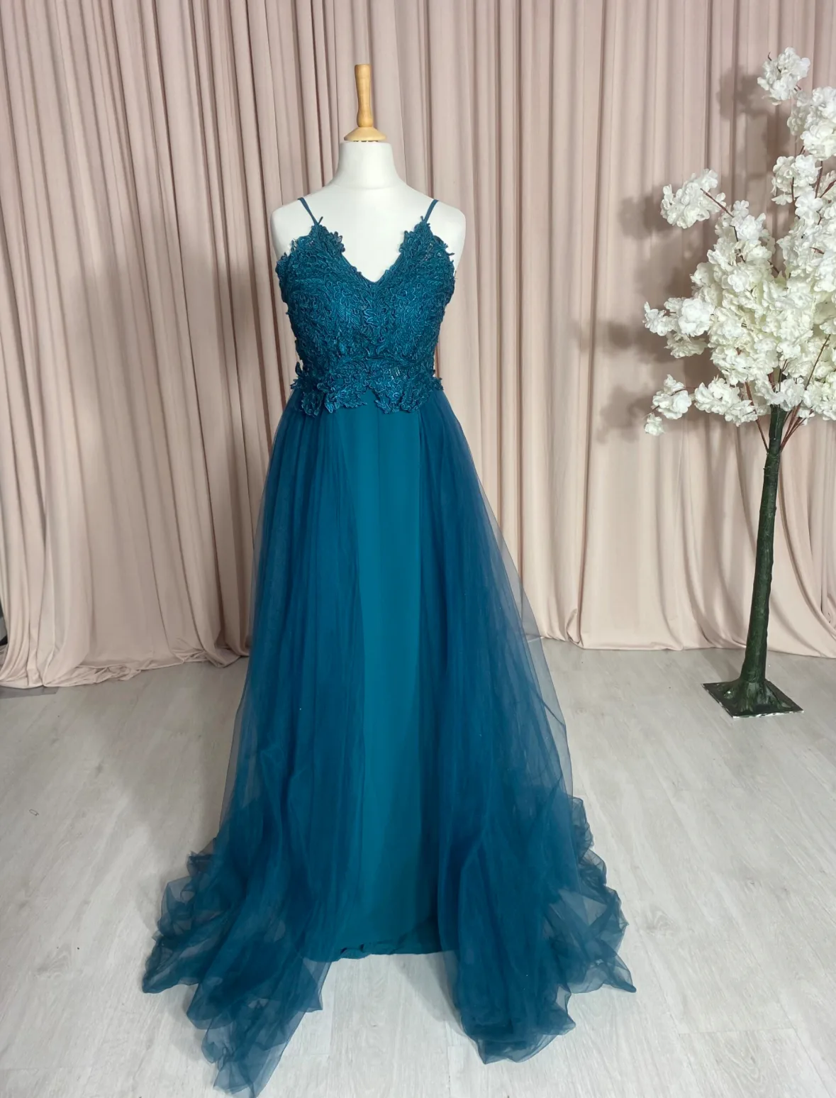 Robe de cocktail longue à bretelle fine - bustier brodé et jupe fluide en tulle – Image 2