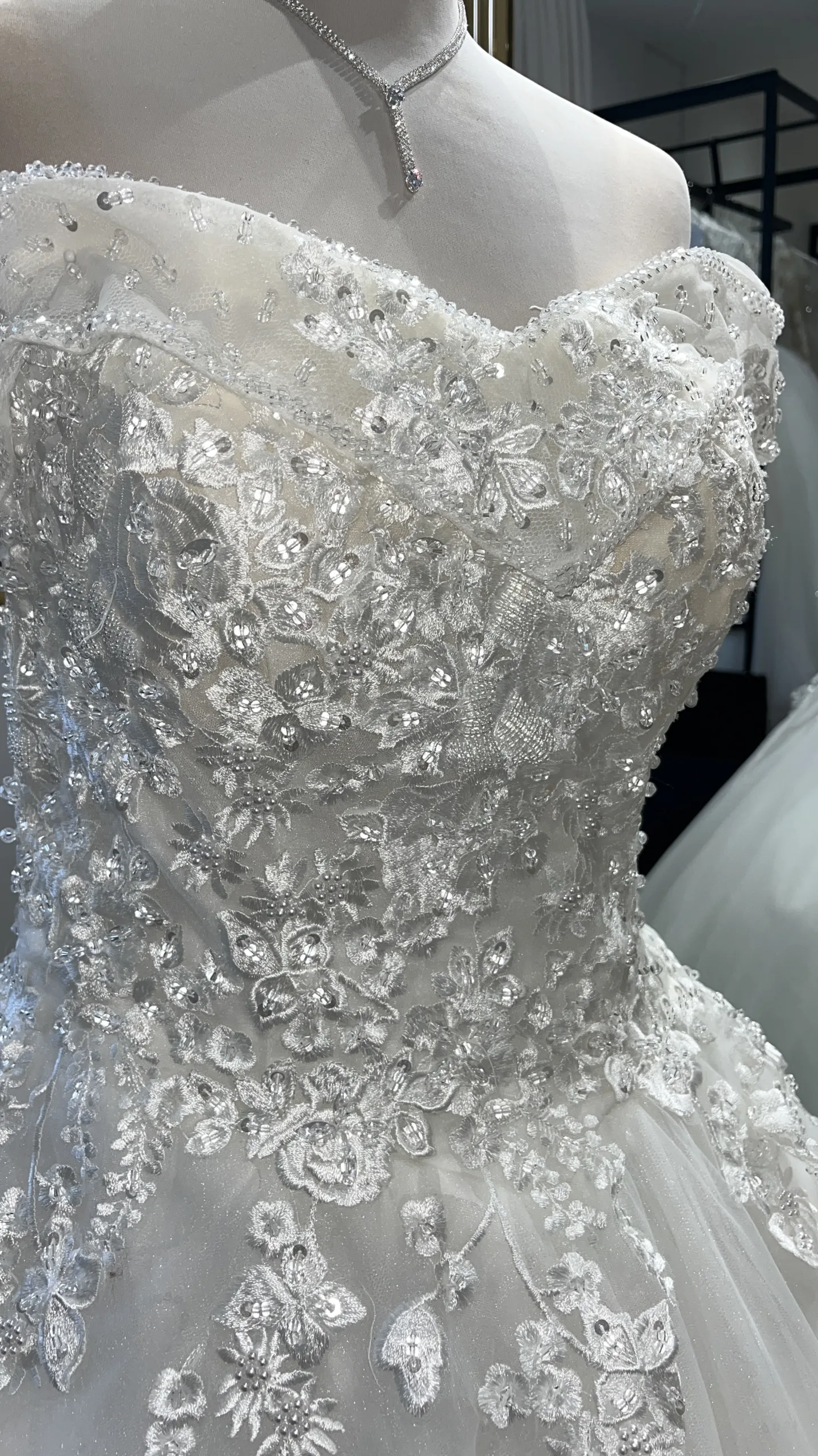 Robe de mariée d’exception à col bateau perlé et finitions en dentelle – Image 2