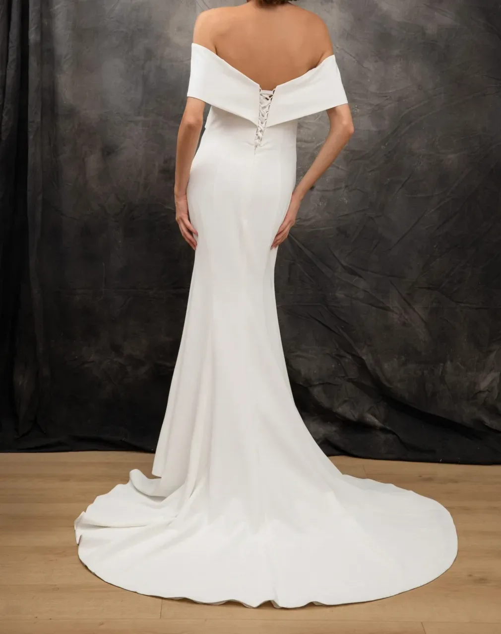 Robe de mariée moderne à décolleté bateau – Image 2