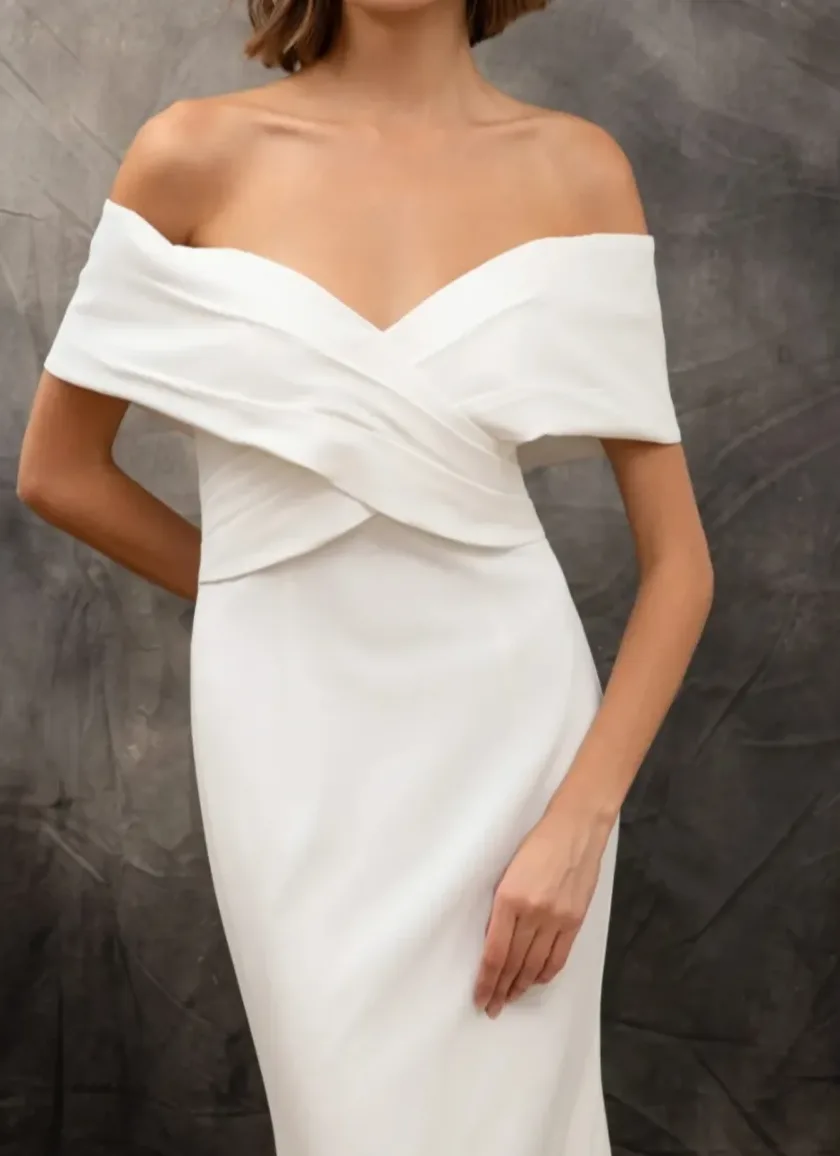 Robe de mariée moderne à décolleté bateau – Image 3