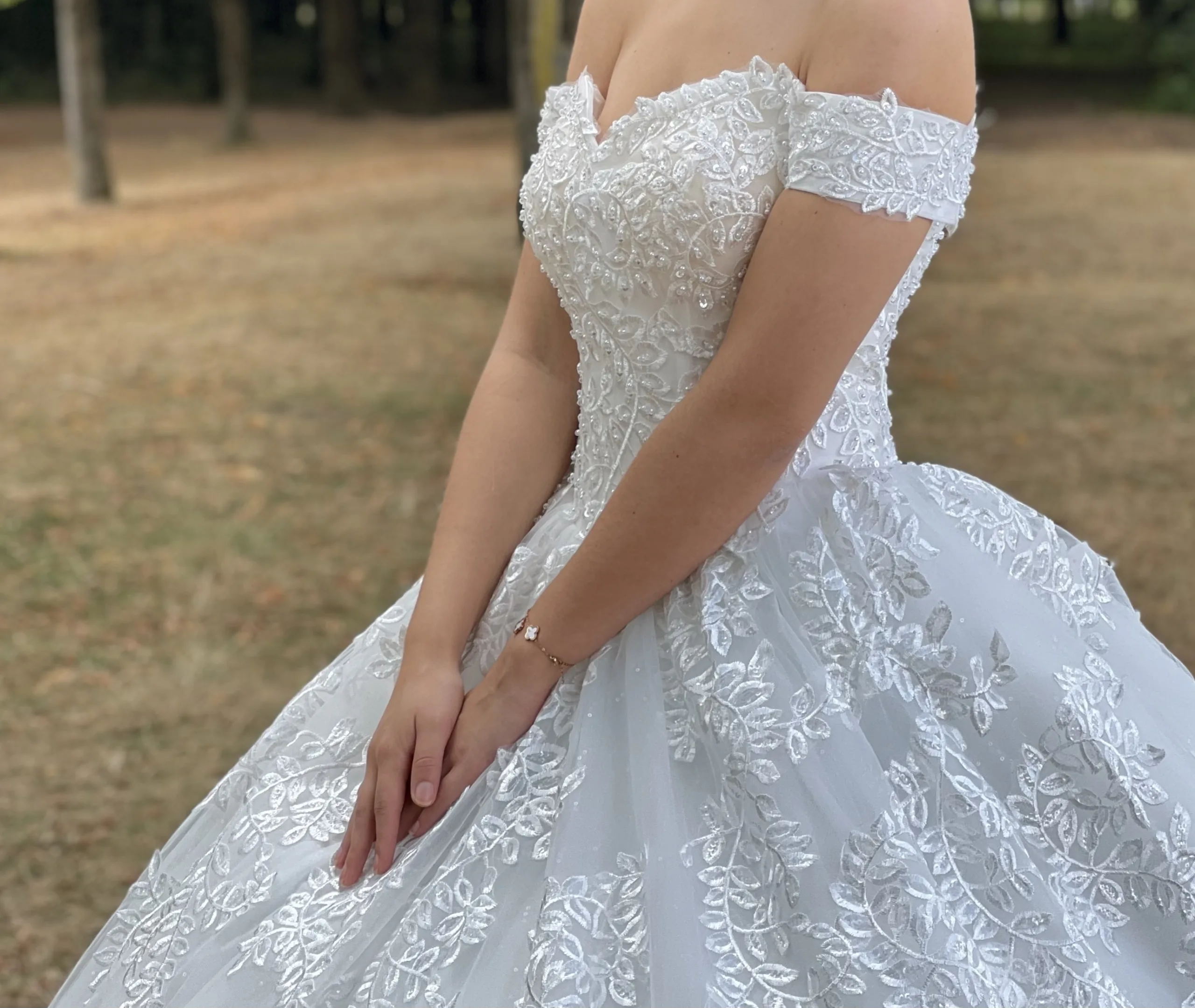 Robe de mariée princesse en dentelle à épaules dénudées – Image 4