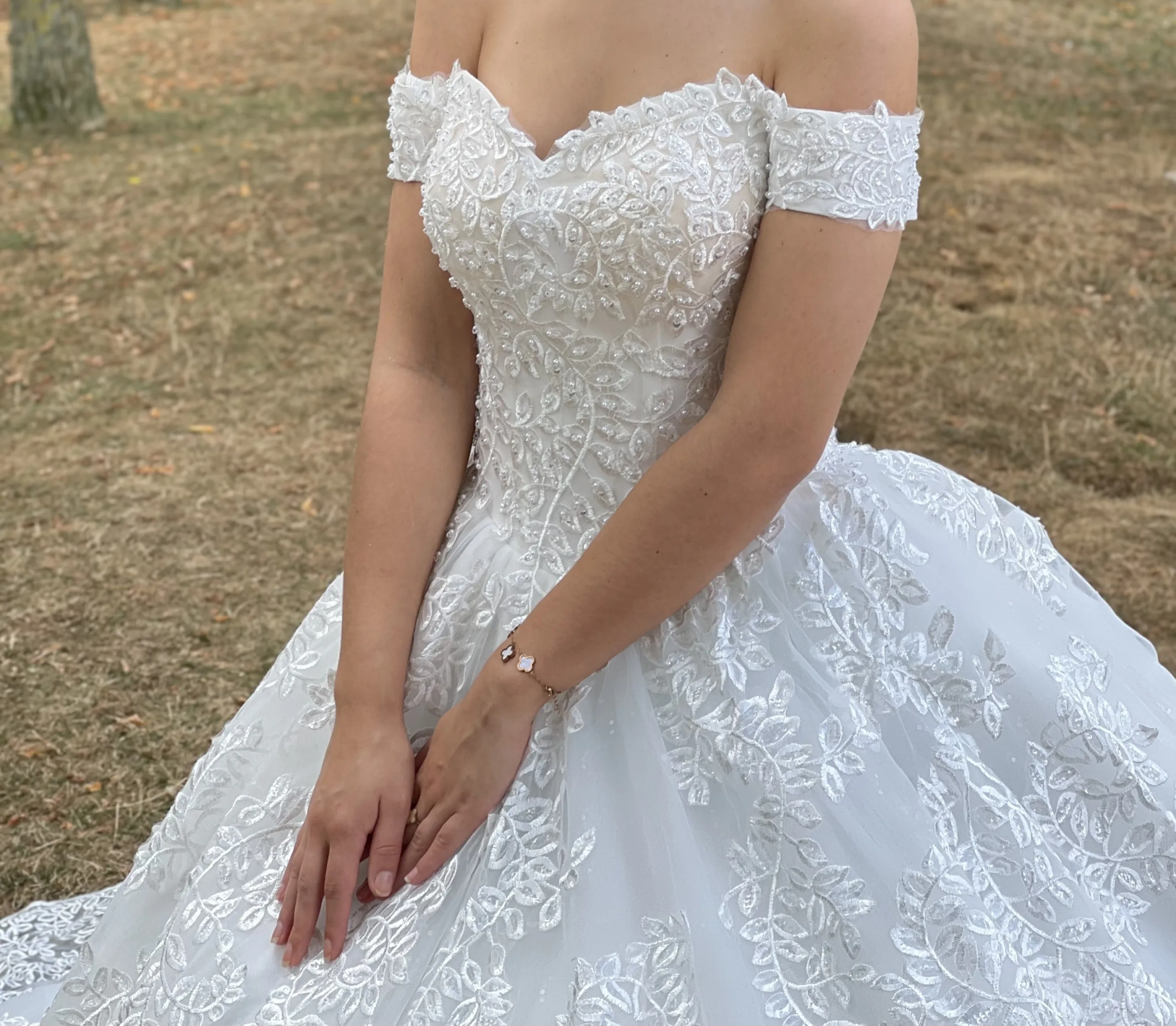 Robe de mariée princesse en dentelle à épaules dénudées – Image 3