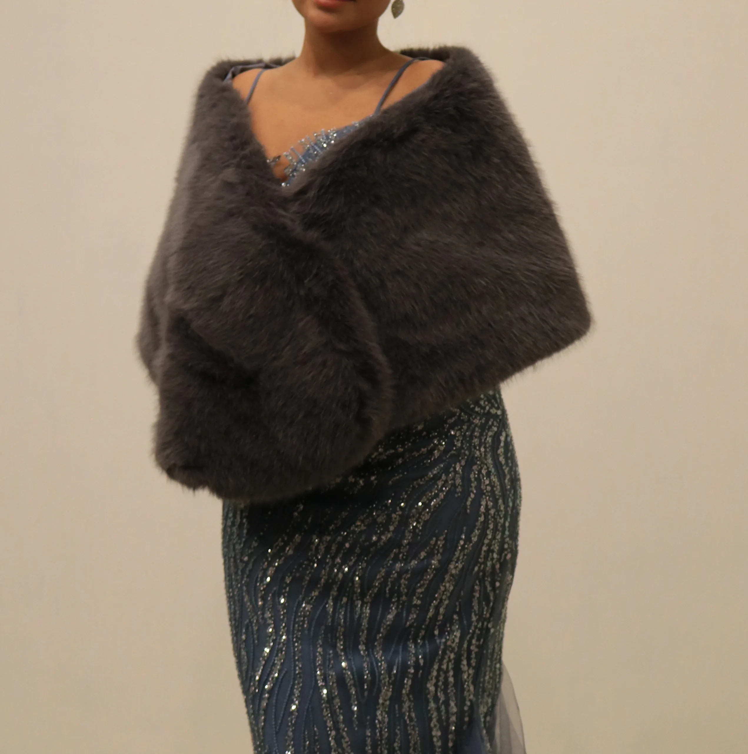 Boléro élégant à fourrure douce - Accessoire chic pour événements – Image 6