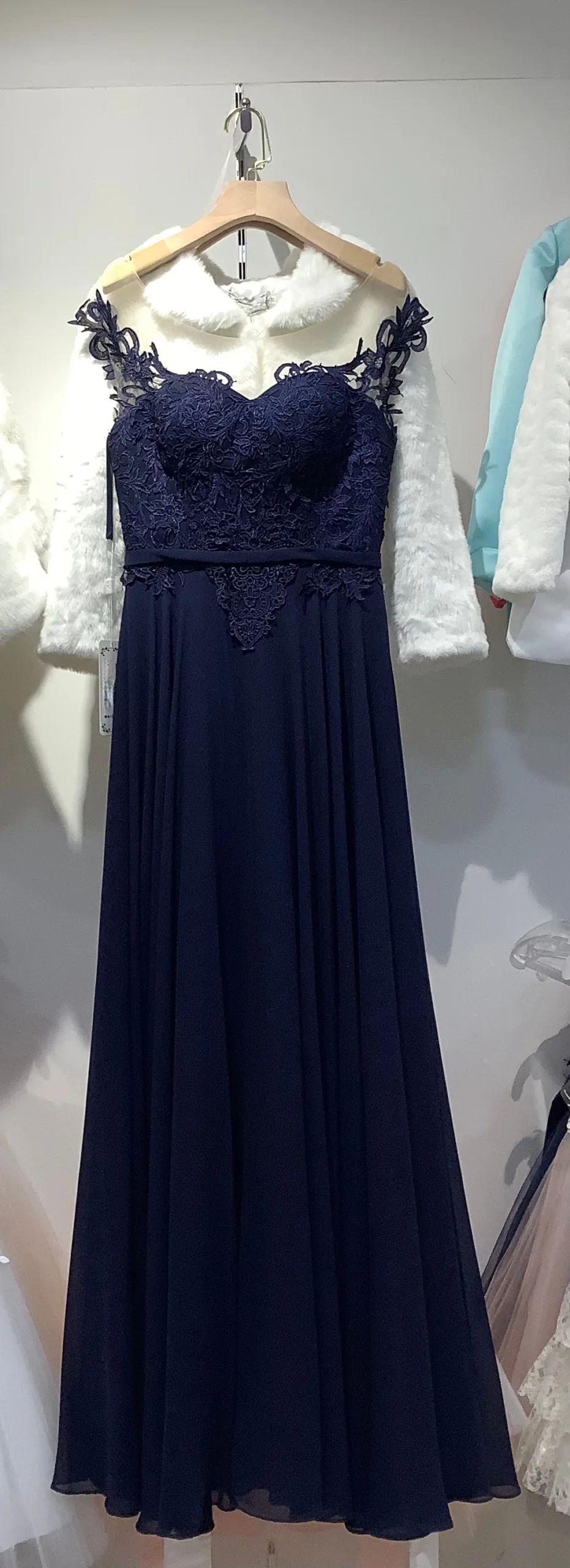 Robe longue de cérémonie fluide à bustier brodé – Image 9