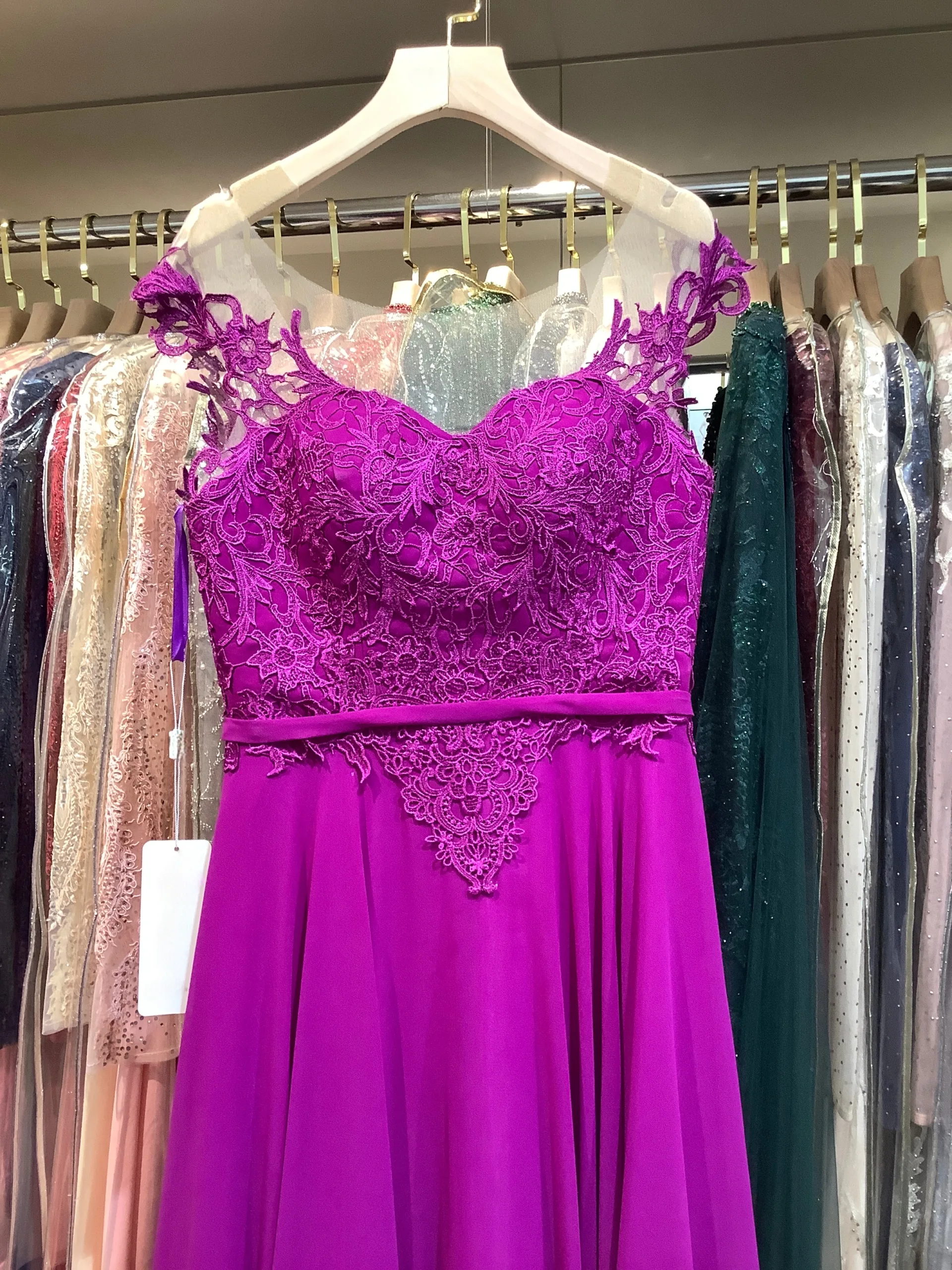 Robe longue de cérémonie fluide à bustier brodé – Image 8