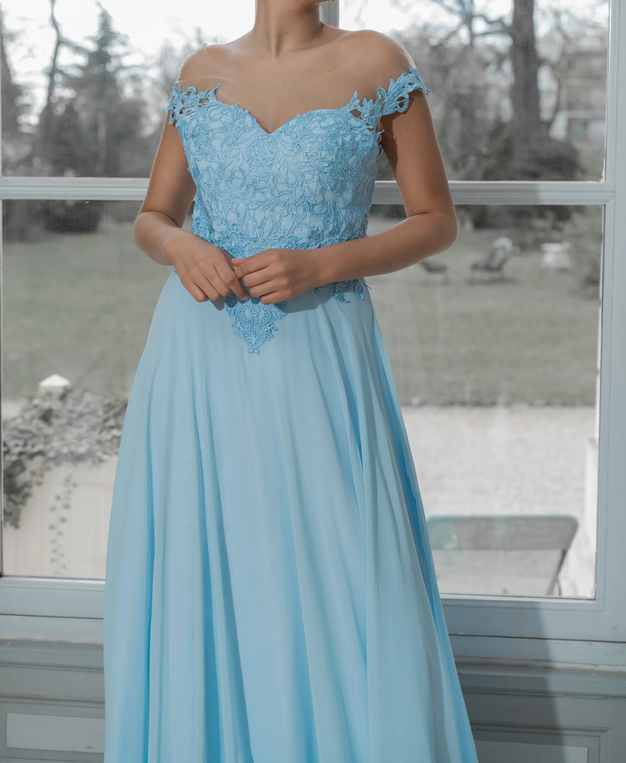 Robe longue de cérémonie fluide à bustier brodé – Image 5