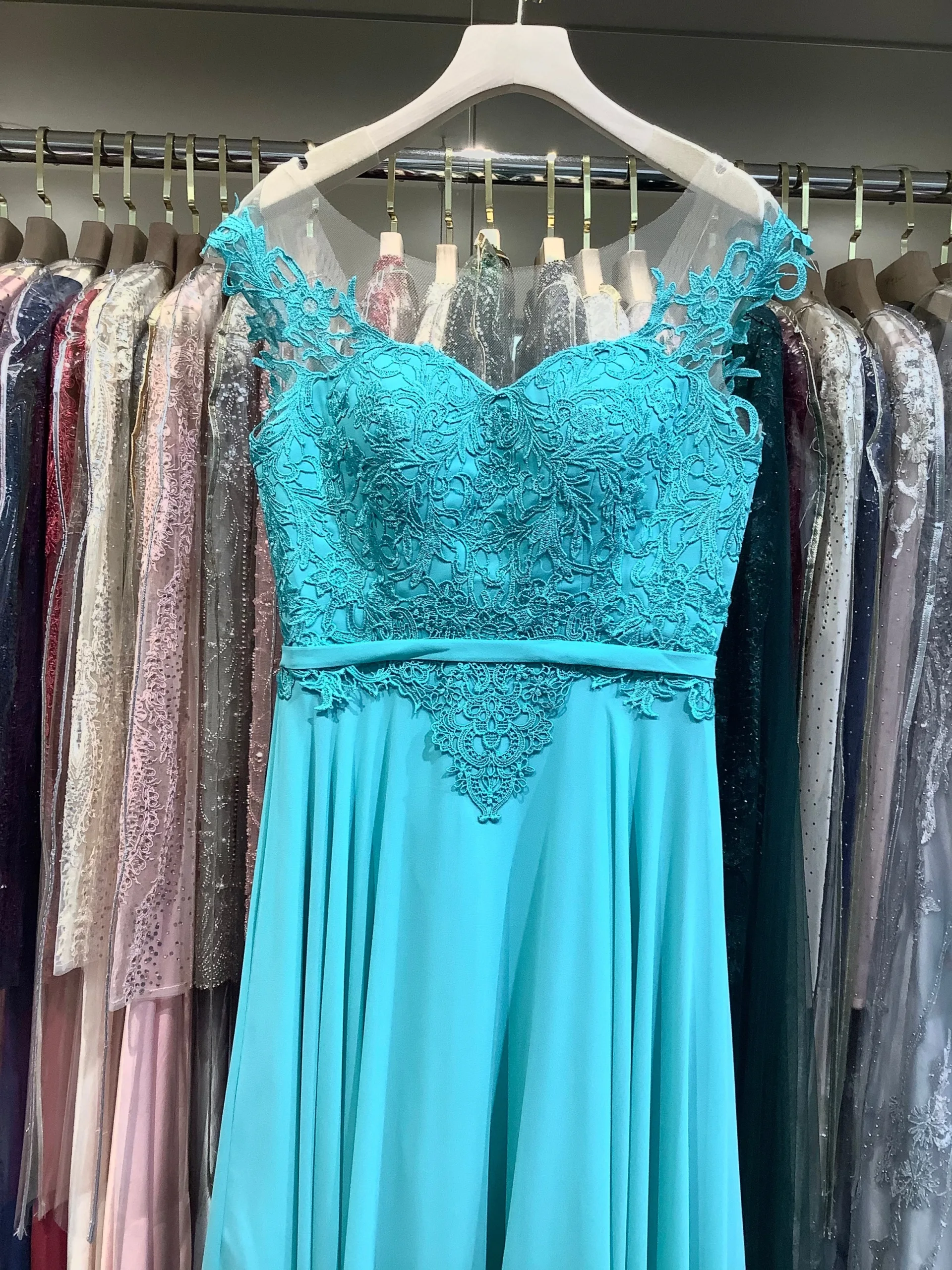 Robe longue de cérémonie fluide à bustier brodé – Image 10