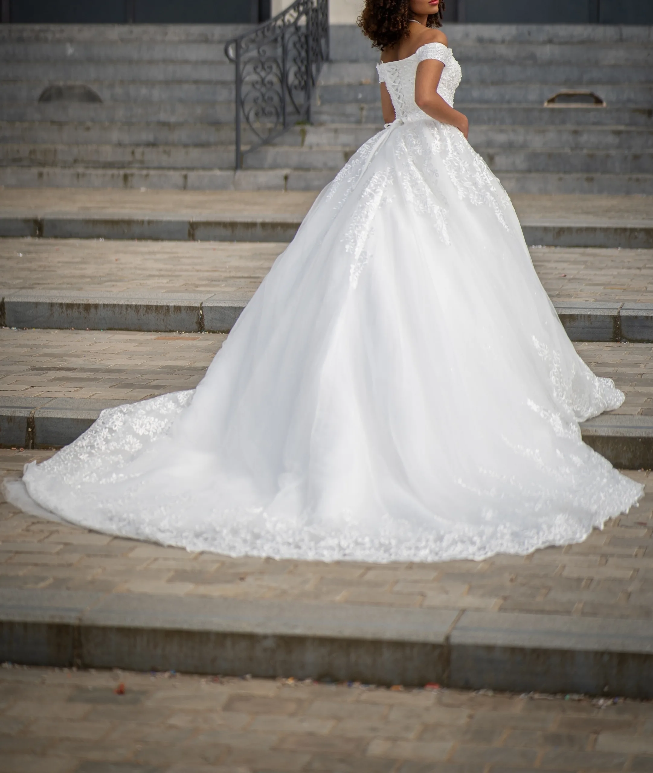 Robe de mariée princesse en dentelle à épaules dénudées