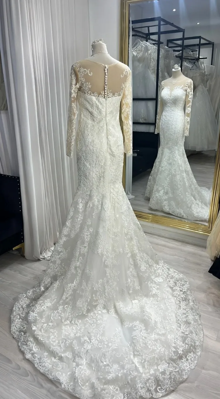 Robe de mariée sirène en dentelle raffinée à manches longues illusion – Image 3