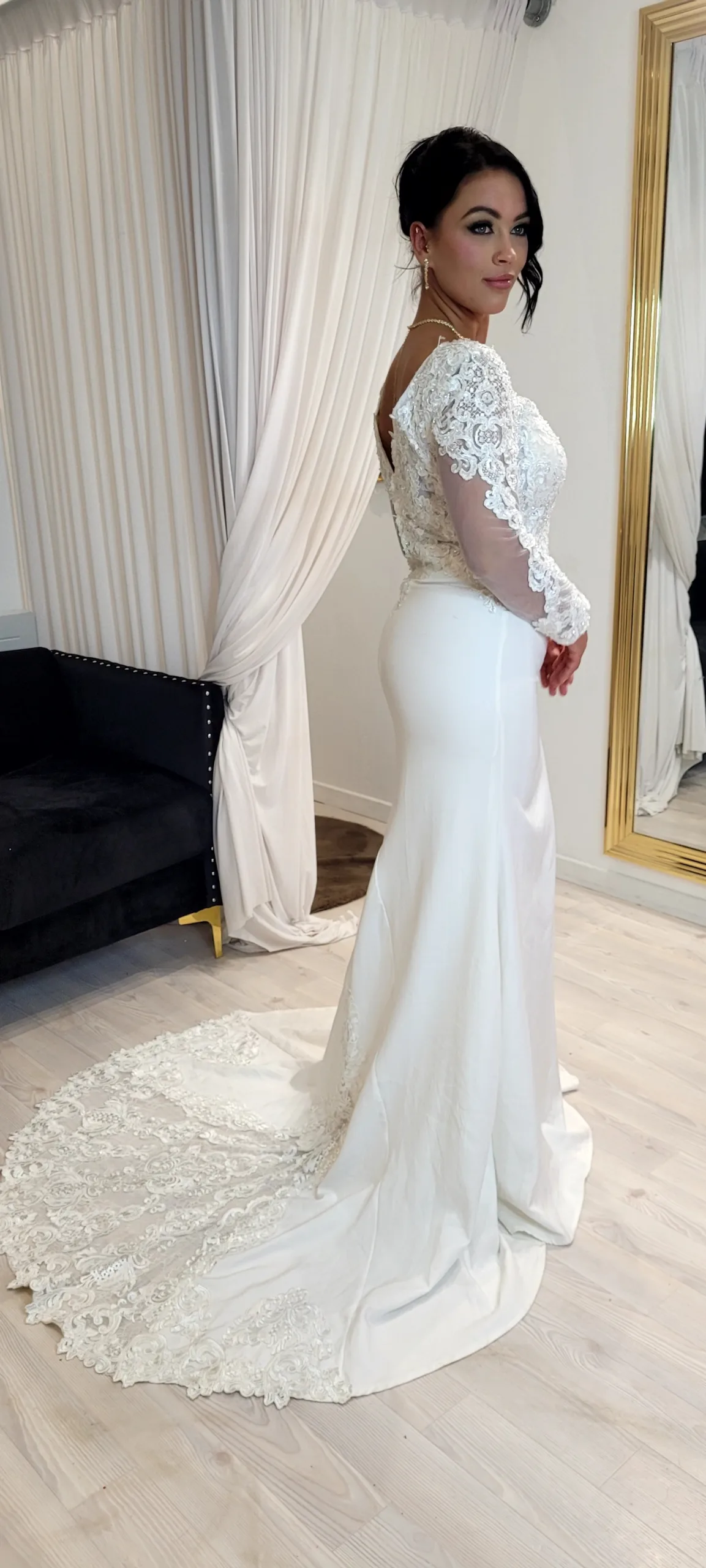 Robe de mariée sirène bohème en dentelle – Corset transparent, manches longues et petite traîne – Image 2
