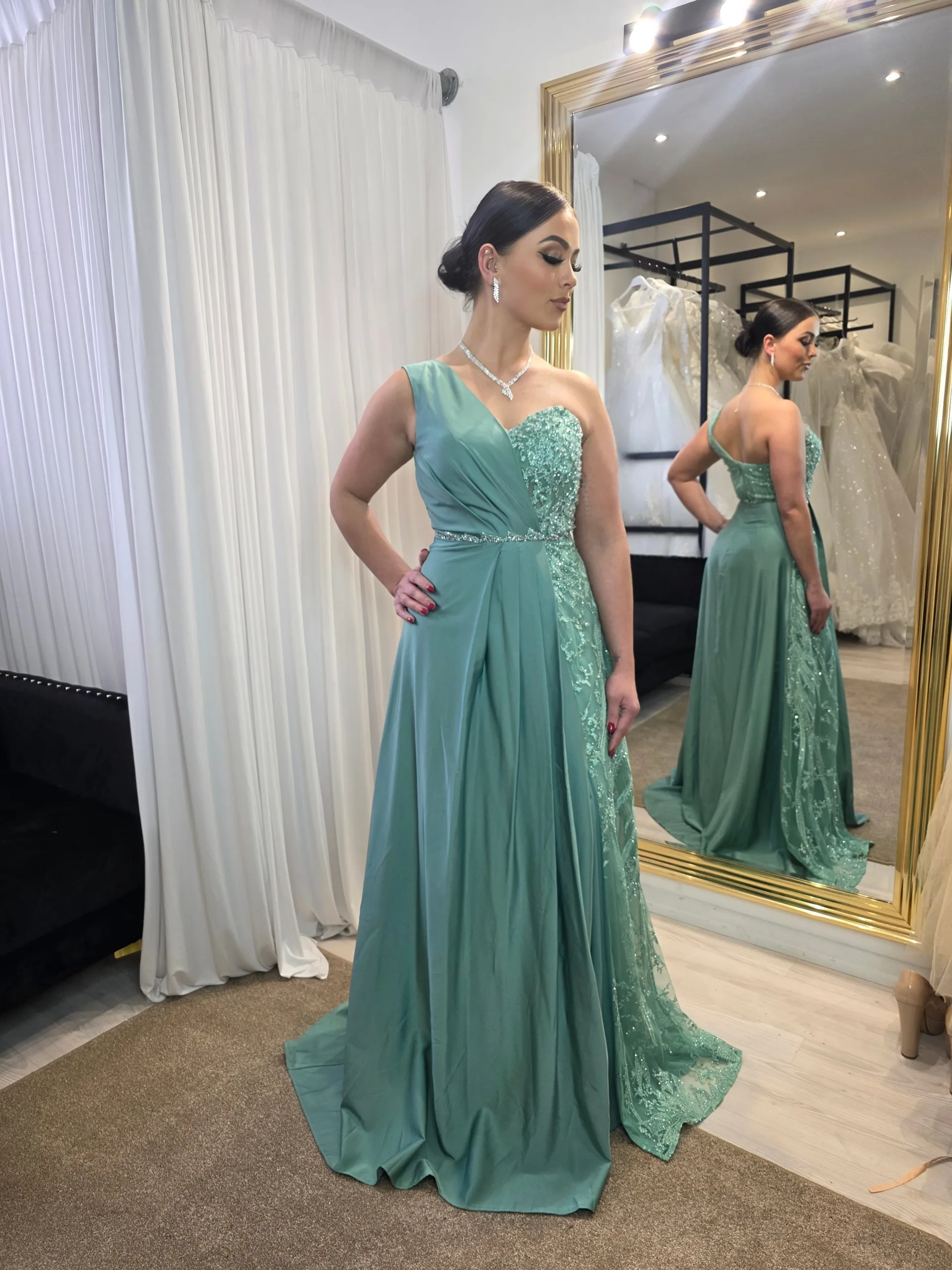 robe asymétrique avec drapée et traîne