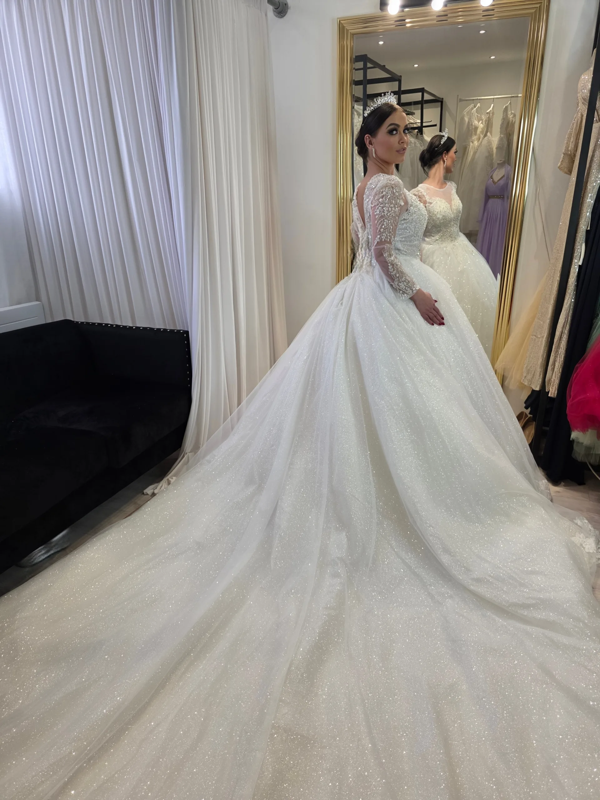 Pure Romance – La robe de mariée princesse aux manches longues en dentelle – Image 2