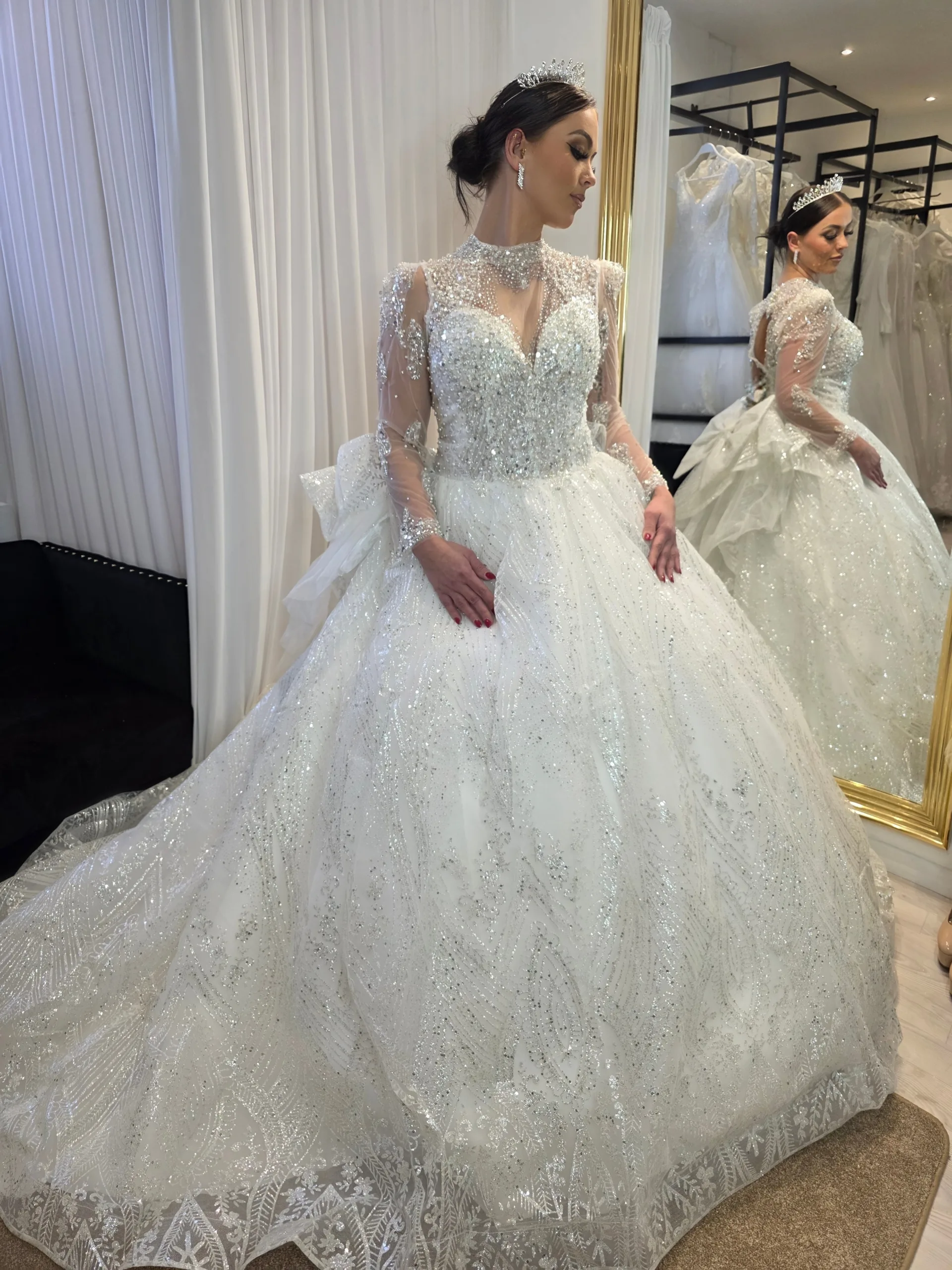 Robe de Mariée Princesse Scintillante à Décolleté Cœur et Col Montant en Dentelle – Image 4