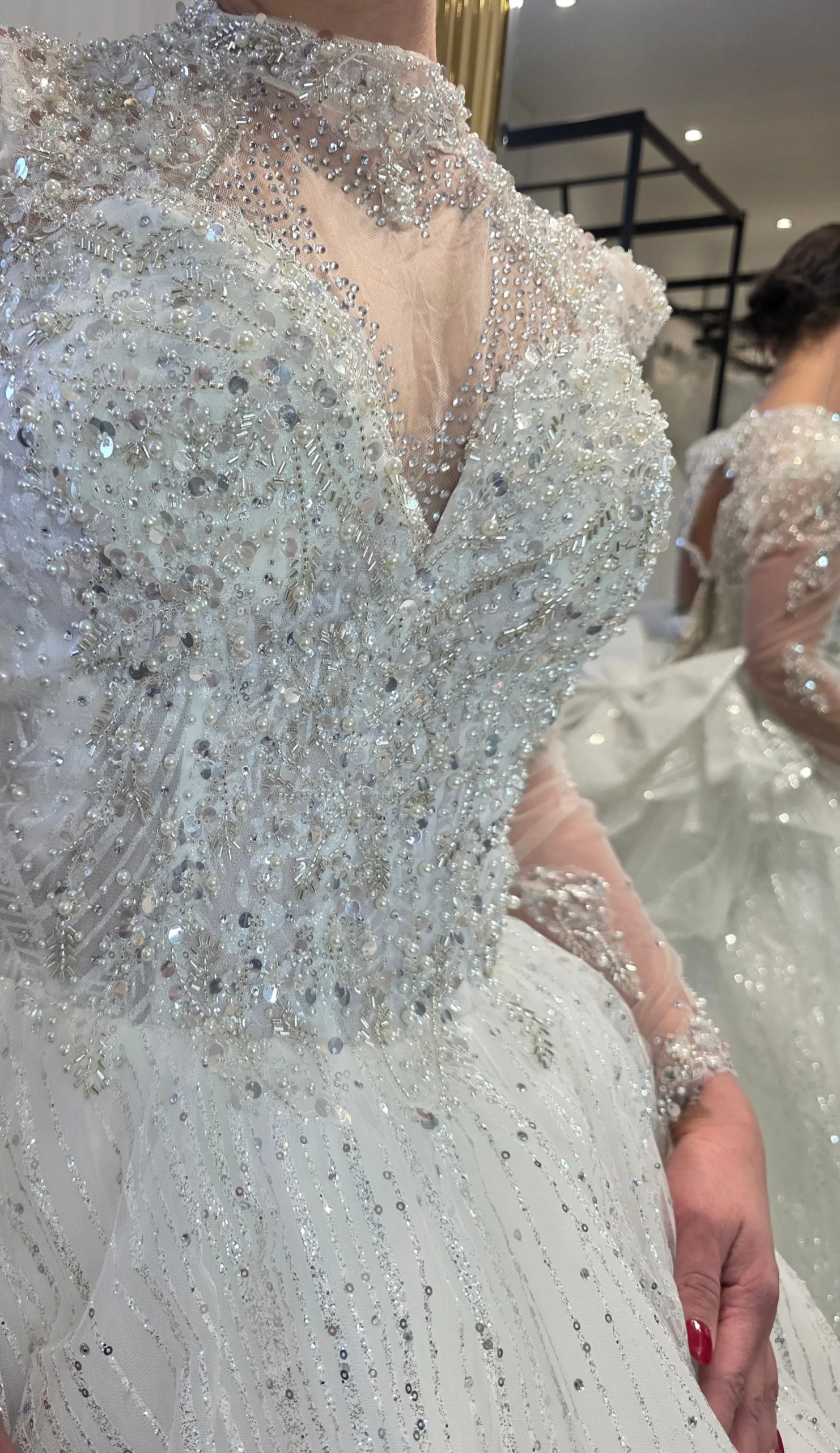 Robe de Mariée Princesse Scintillante à Décolleté Cœur et Col Montant en Dentelle – Image 3