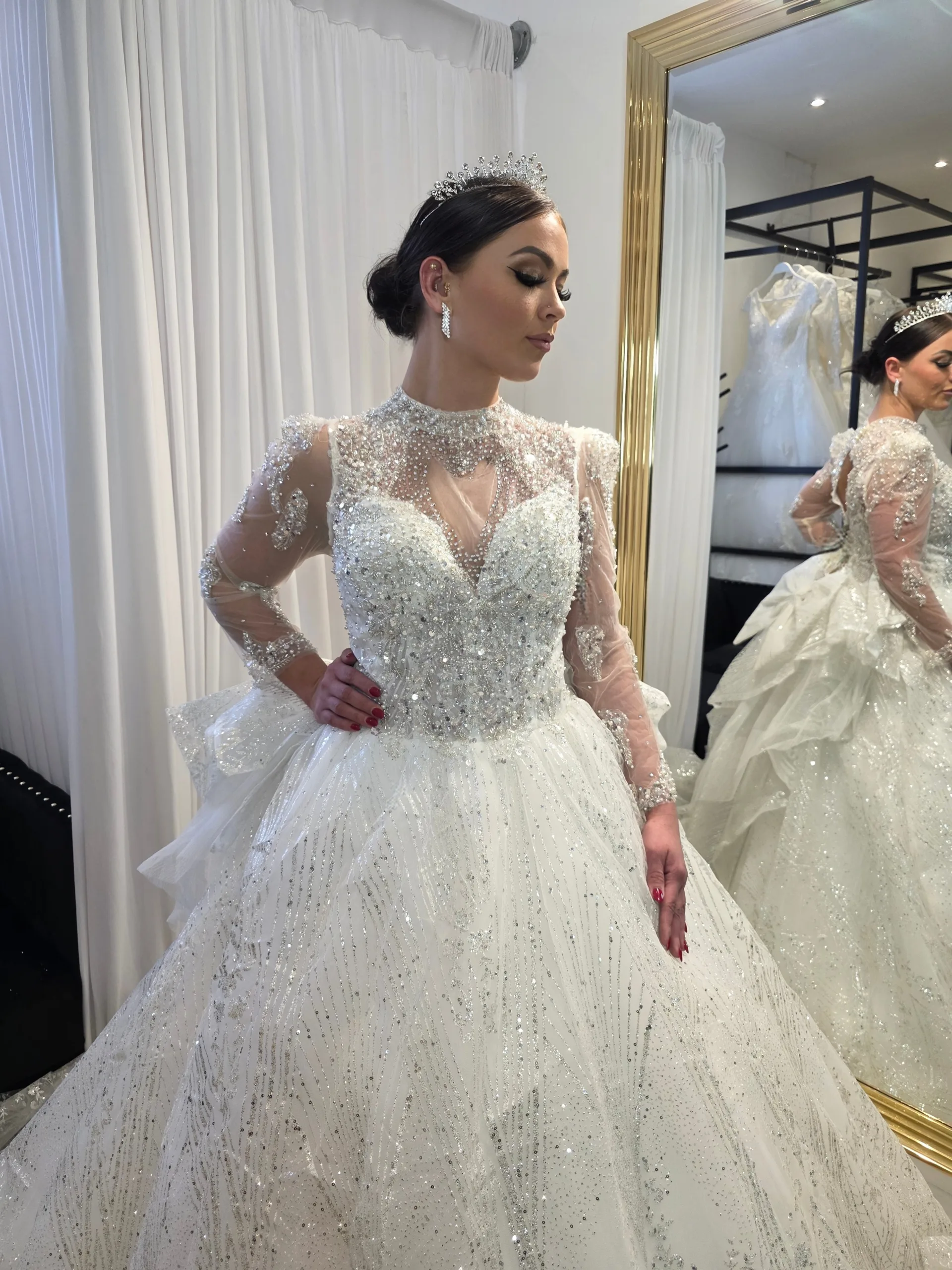 Robe de mariée scintillante col montant coeur