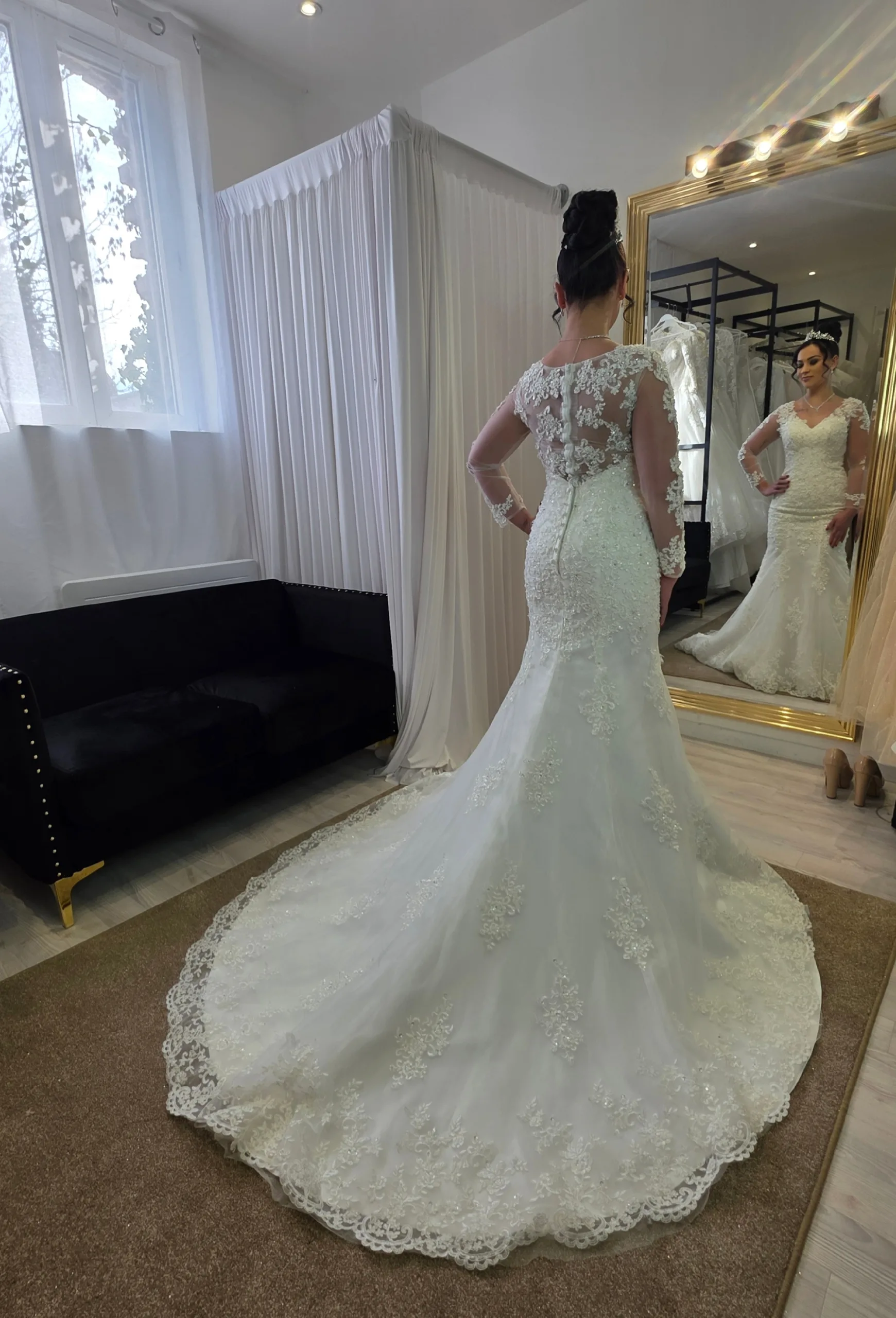 Robe de mariée sirène en dentelle col V – Manches longues et petite traîne élégante – Image 2