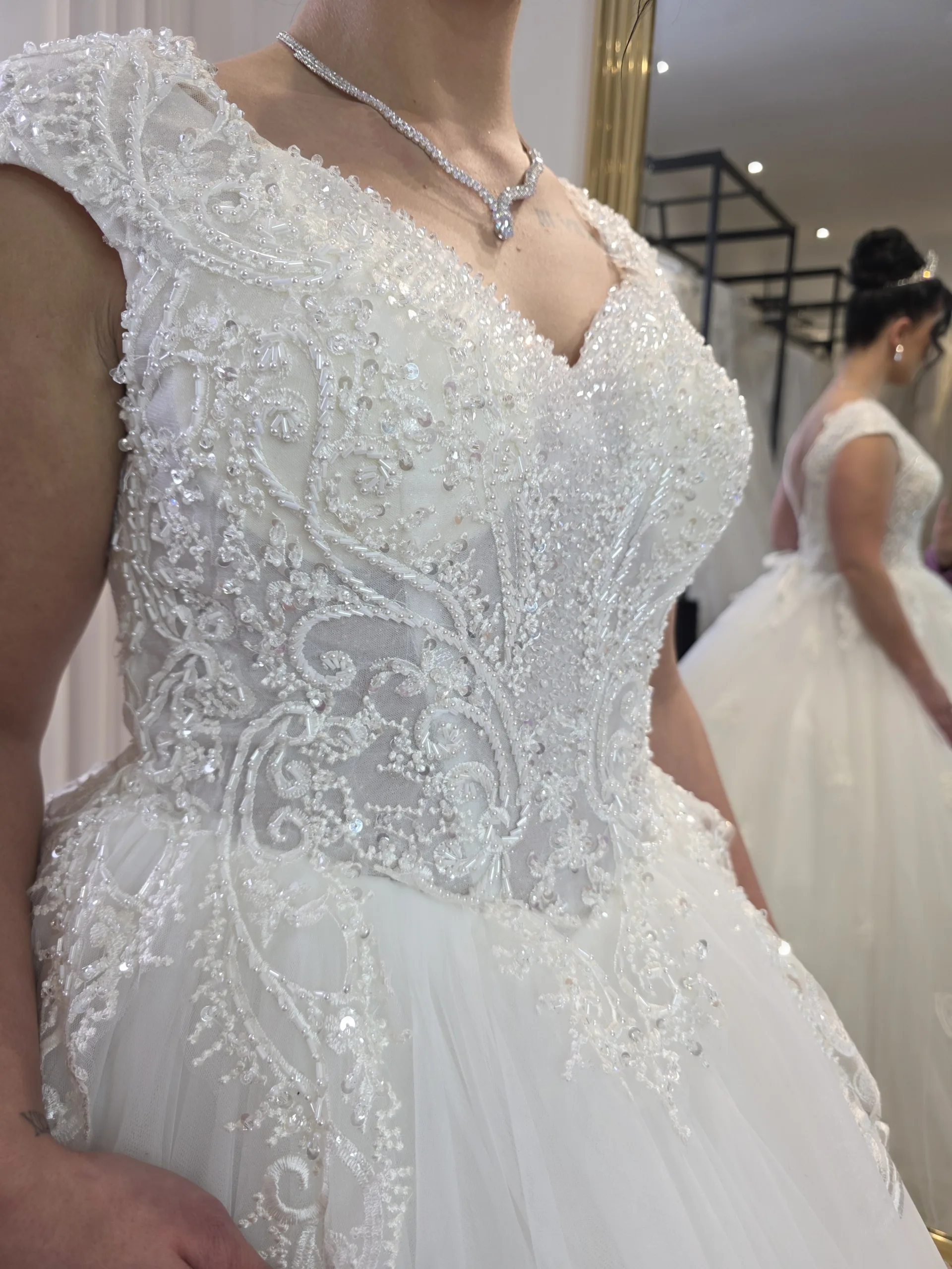 Robe princesse en tulle brodé et bustier cœur – Image 4