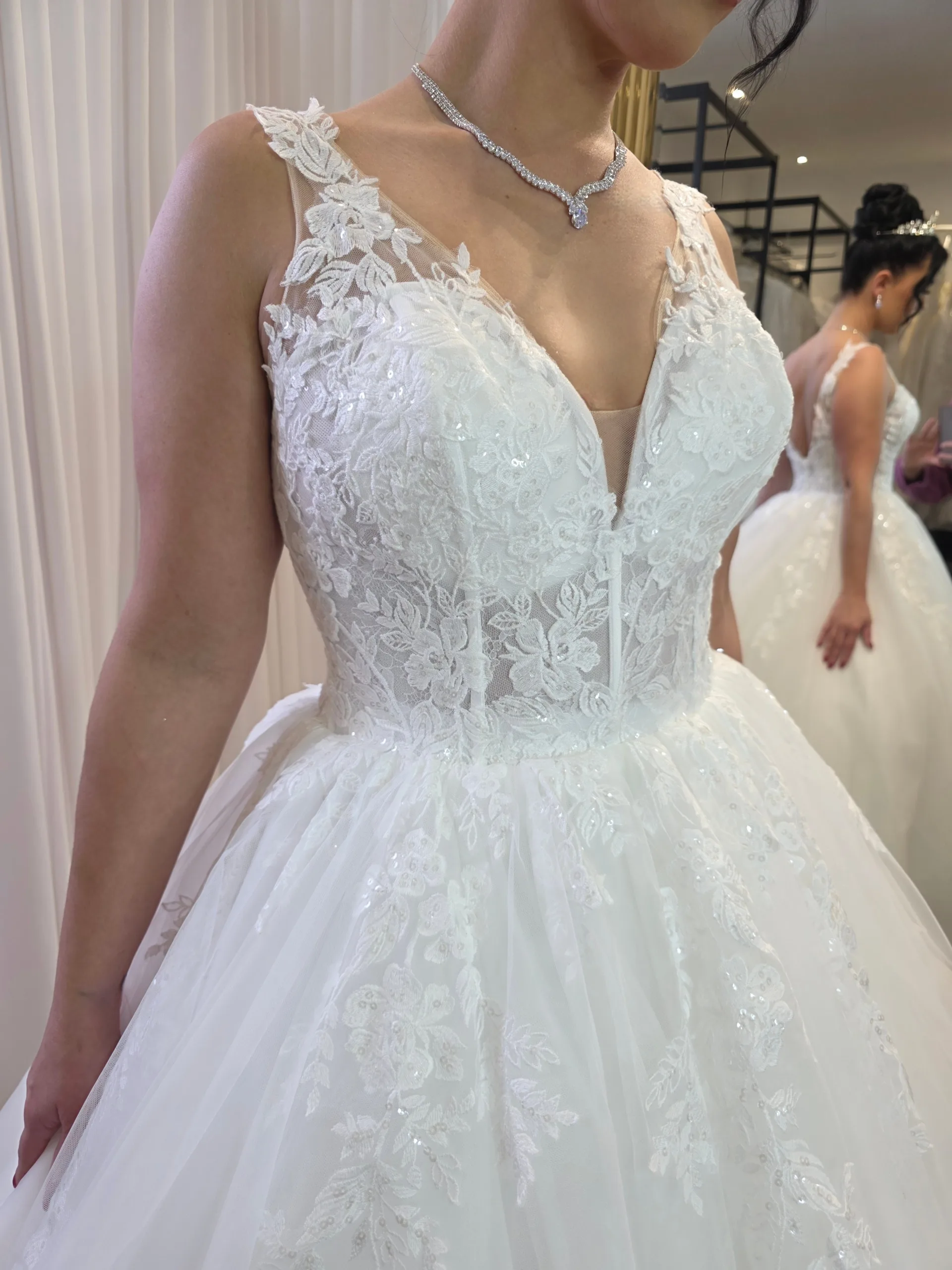 Robe de mariée Fleury en tulle et dentelle – Décolleté illusion – Jupe volumineuse romantique – Image 2