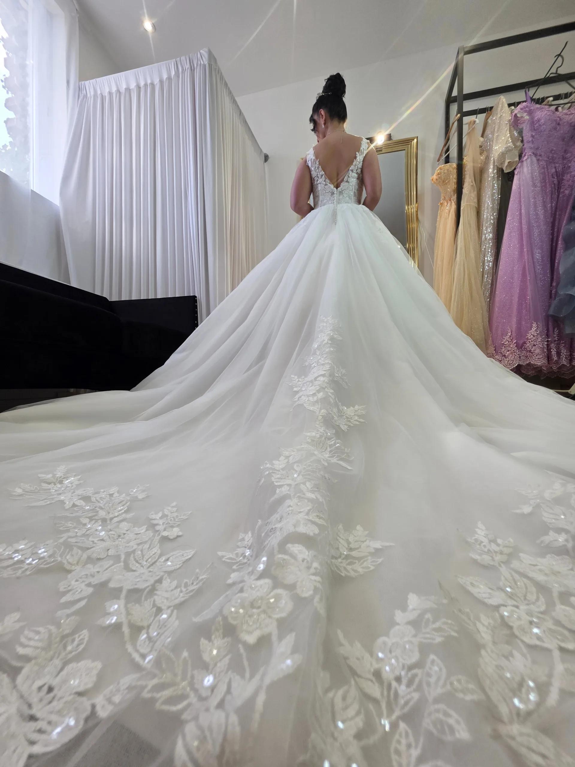 Robe de mariée Fleury en tulle et dentelle – Décolleté illusion – Jupe volumineuse romantique – Image 3