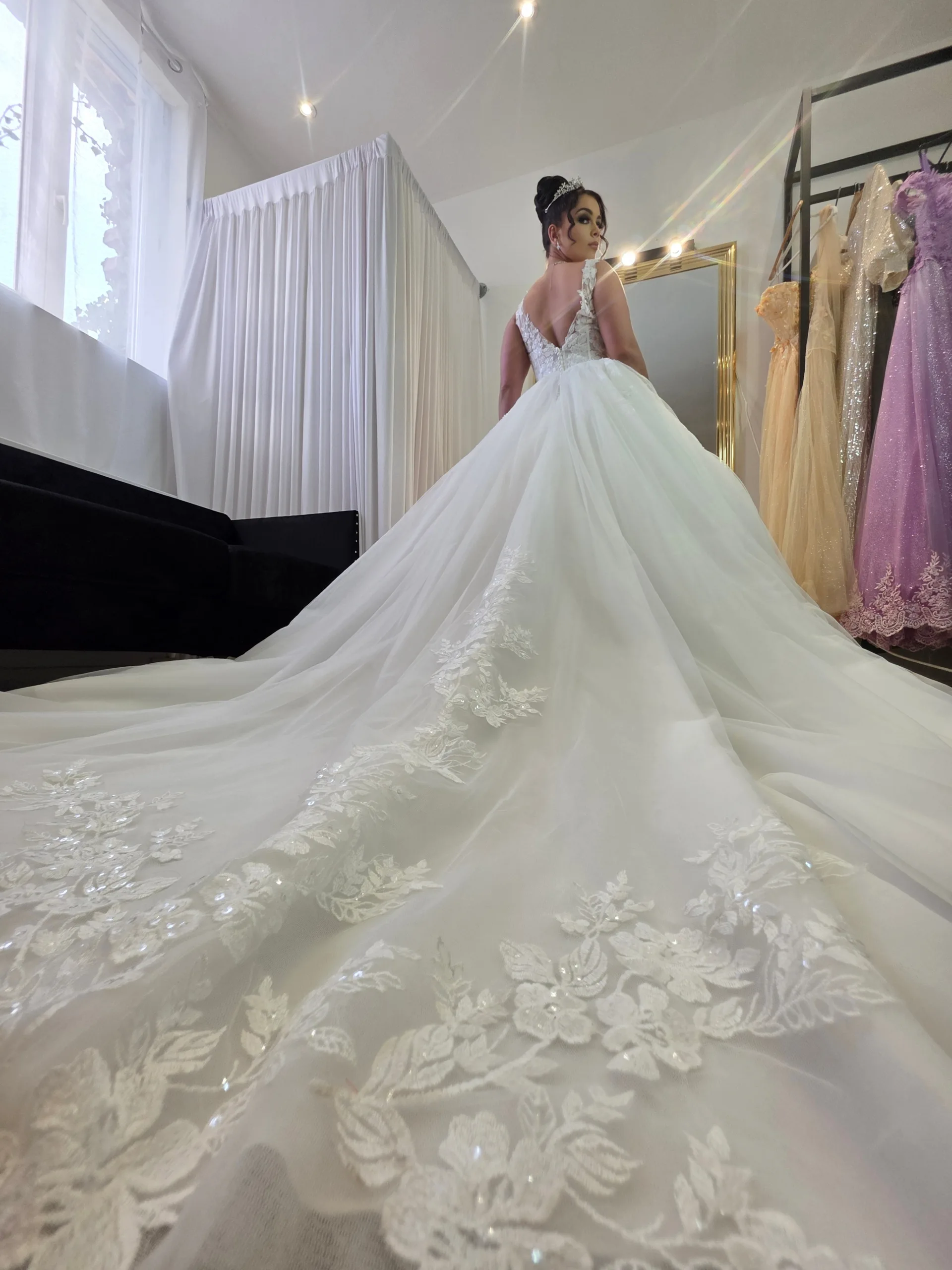 Robe de mariée Fleury en tulle et dentelle – Décolleté illusion – Jupe volumineuse romantique – Image 5