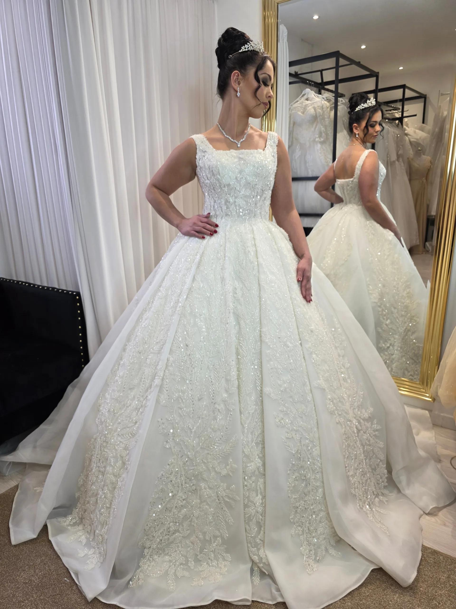 Robe de mariée princesse Prestige sur mesure – Jupe volumineuse brodée et bustier structuré – Image 2