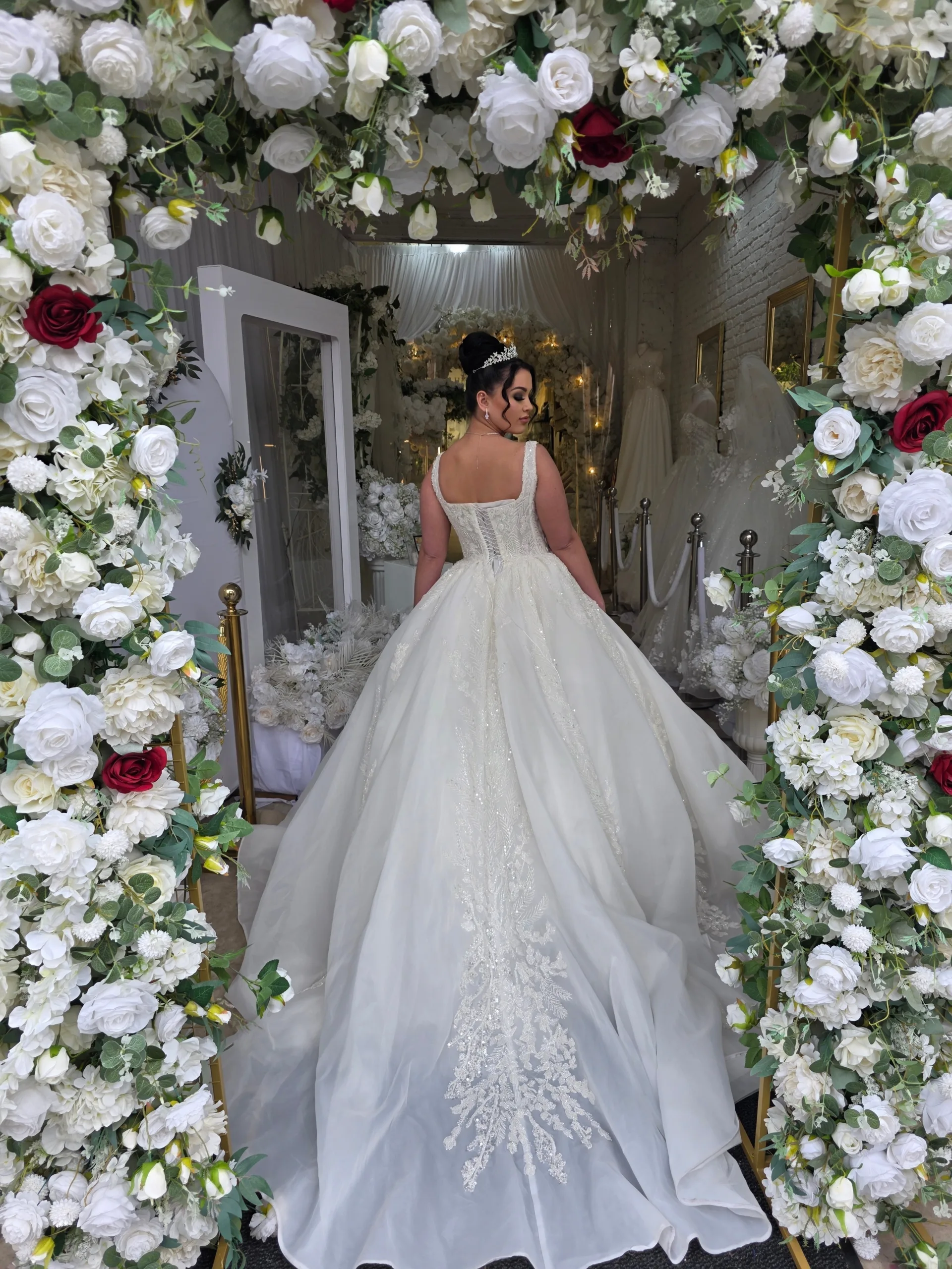 Robe de mariée princesse Prestige sur mesure – Jupe volumineuse brodée et bustier structuré – Image 3