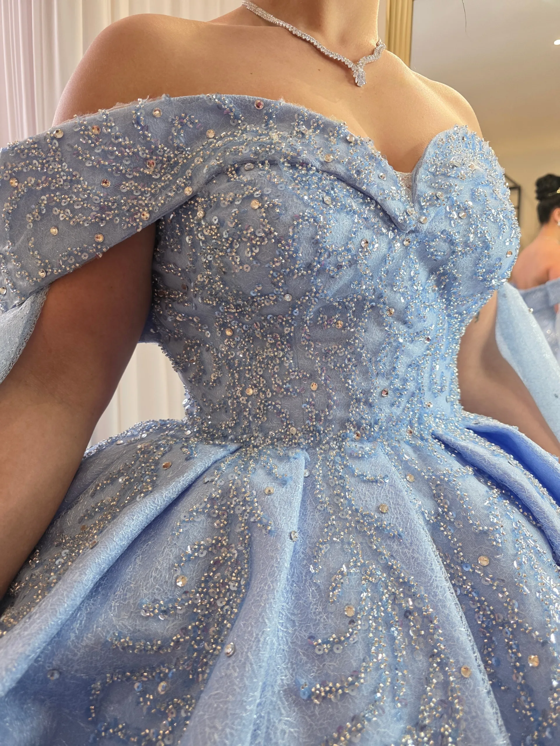 2026 Robe de mariée princesse Prestige – Corset cœur, broderies 3D pailletées et manches bateau avec voile – Image 2