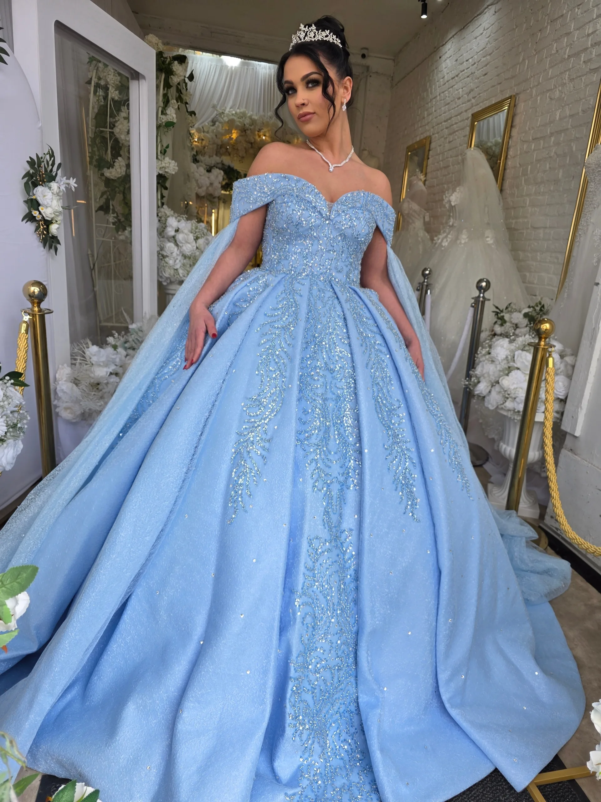 2026 Robe de mariée princesse Prestige – Corset cœur, broderies 3D pailletées et manches bateau avec voile – Image 4
