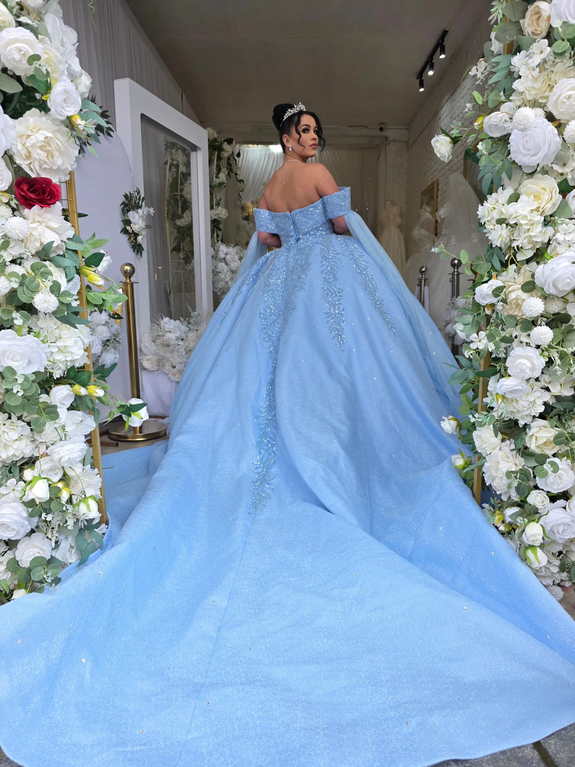 2026 Robe de mariée princesse Prestige – Corset cœur, broderies 3D pailletées et manches bateau avec voile – Image 3