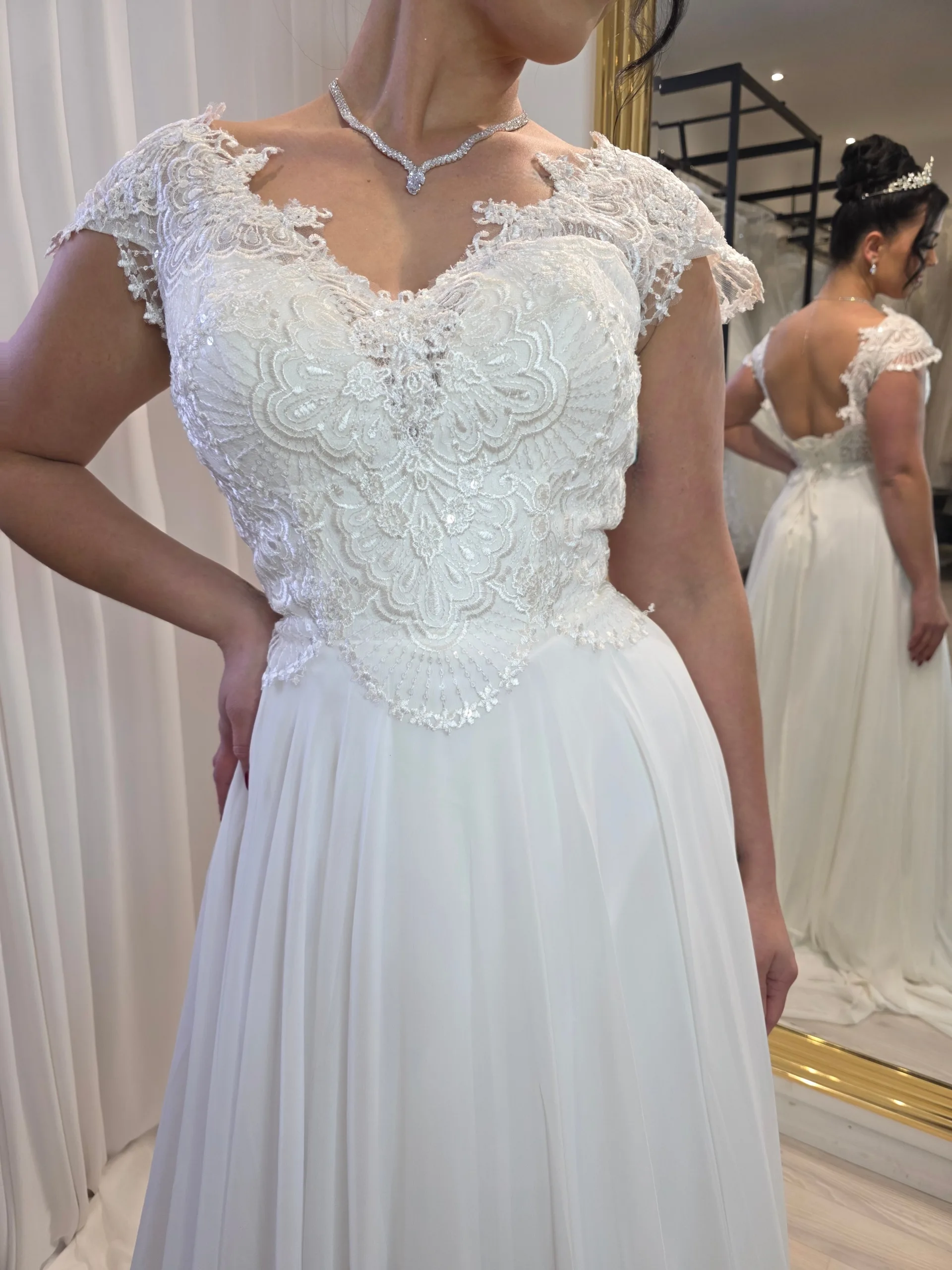 Robe de mariée bohème fluide en mousseline et dentelle – Décolleté V et dos romantique – Image 2