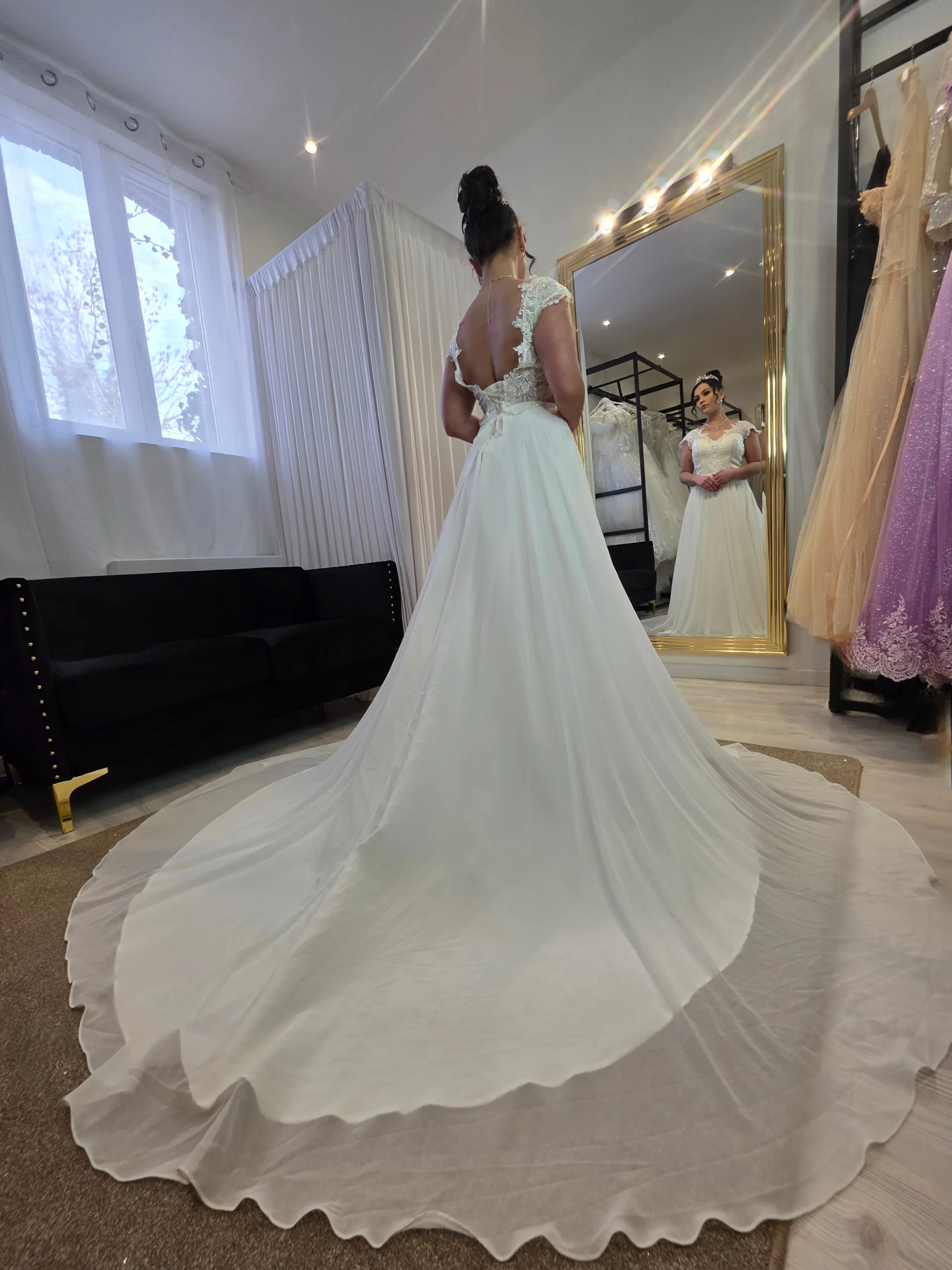 Robe de mariée bohème fluide en mousseline et dentelle – Décolleté V et dos romantique – Image 3