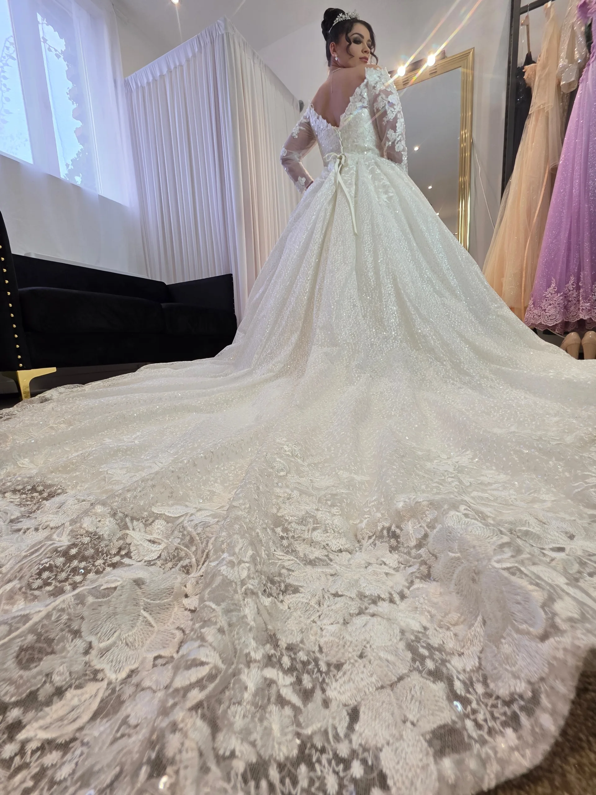 Robe Princesse Brodée en Dentelle Florale – Élégance Romantique et Féminité Absolue – Image 3