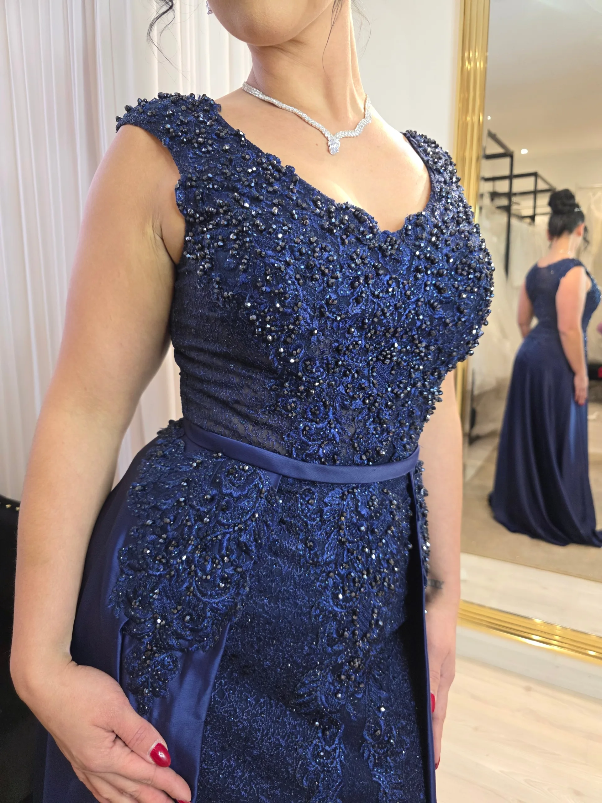 Robe de Soirée Sirène Brodée sur-jupe – Éclat Perlé, Dentelle et Élégance Sensuelle – Image 9