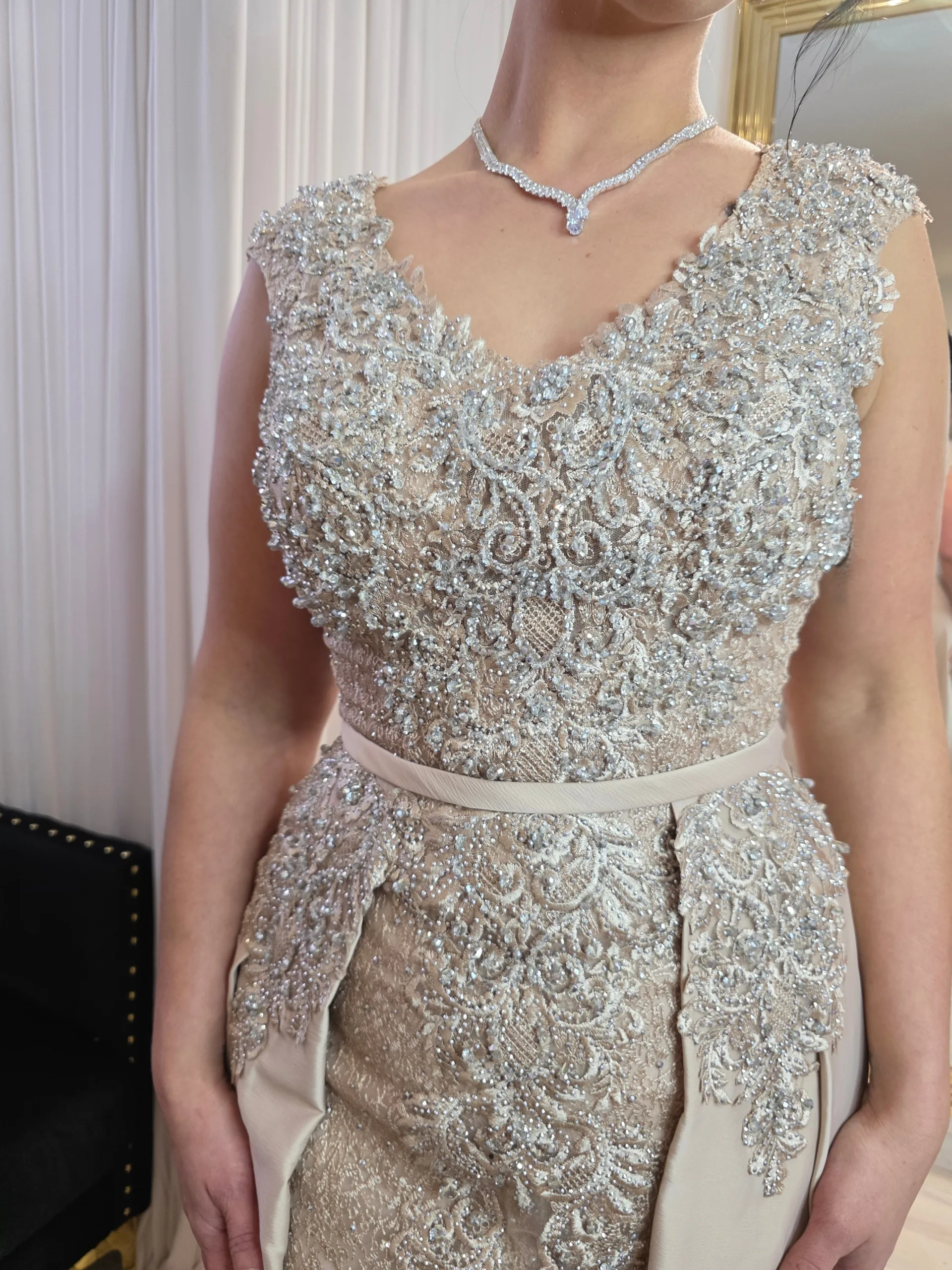 Robe de Soirée Sirène Brodée sur-jupe – Éclat Perlé, Dentelle et Élégance Sensuelle – Image 7