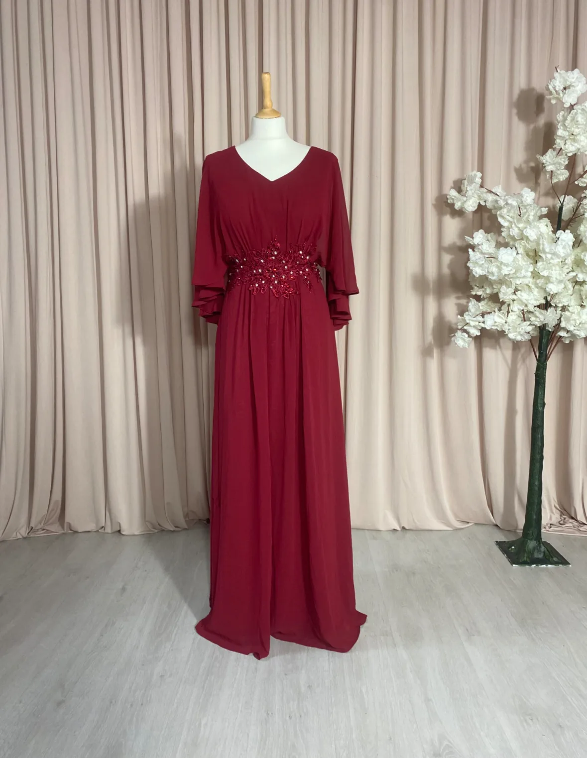 robe bordeaux longue fluide et ceinture ornée