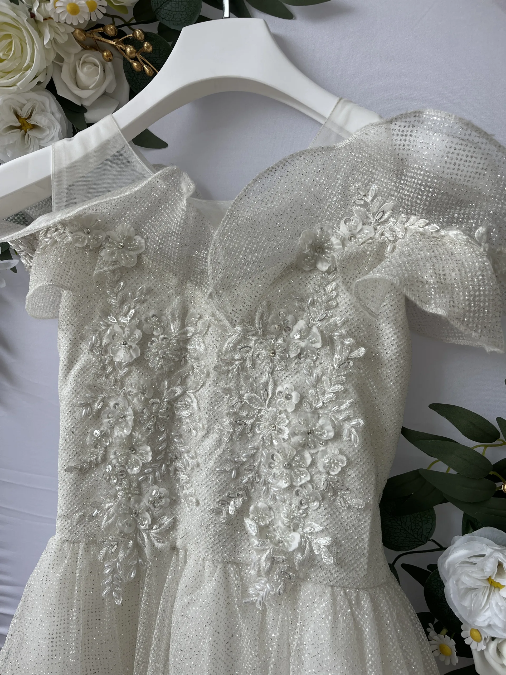 Étoile de Cristal - Robe enfant blanche à paillettes et broderies florales – Image 2