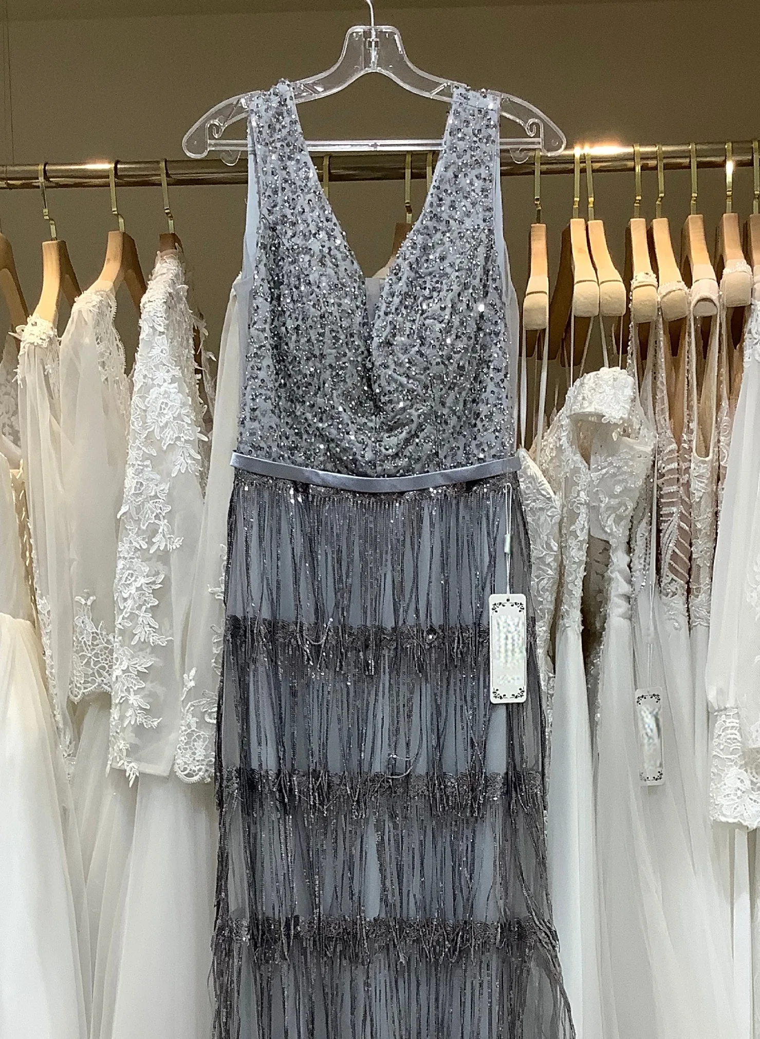 Robe de soirée longue dorée à franges et perles – Élégance Art Déco et allure glamour – Image 3