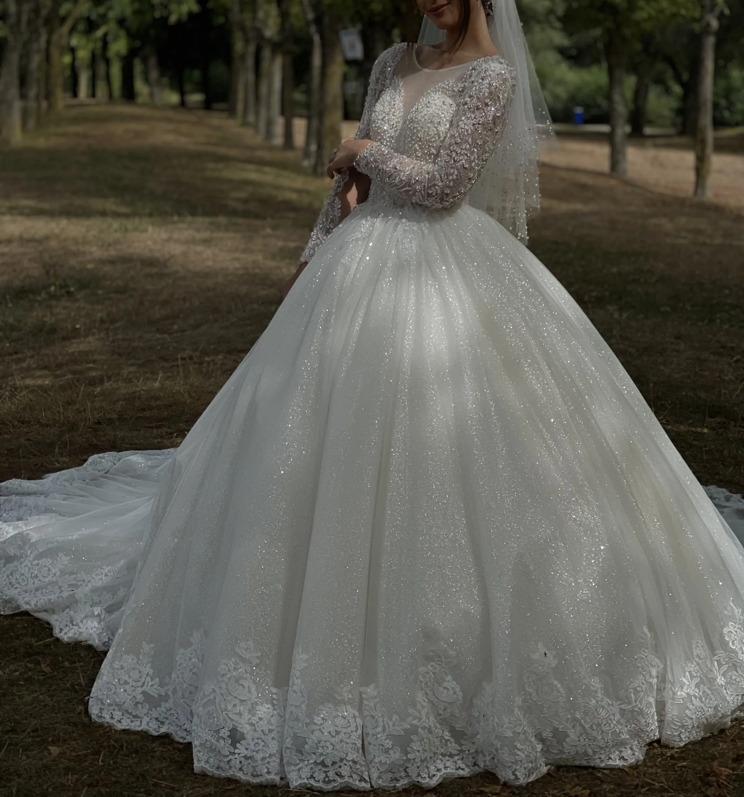 Pure Romance – La robe de mariée princesse aux manches longues en dentelle – Image 4