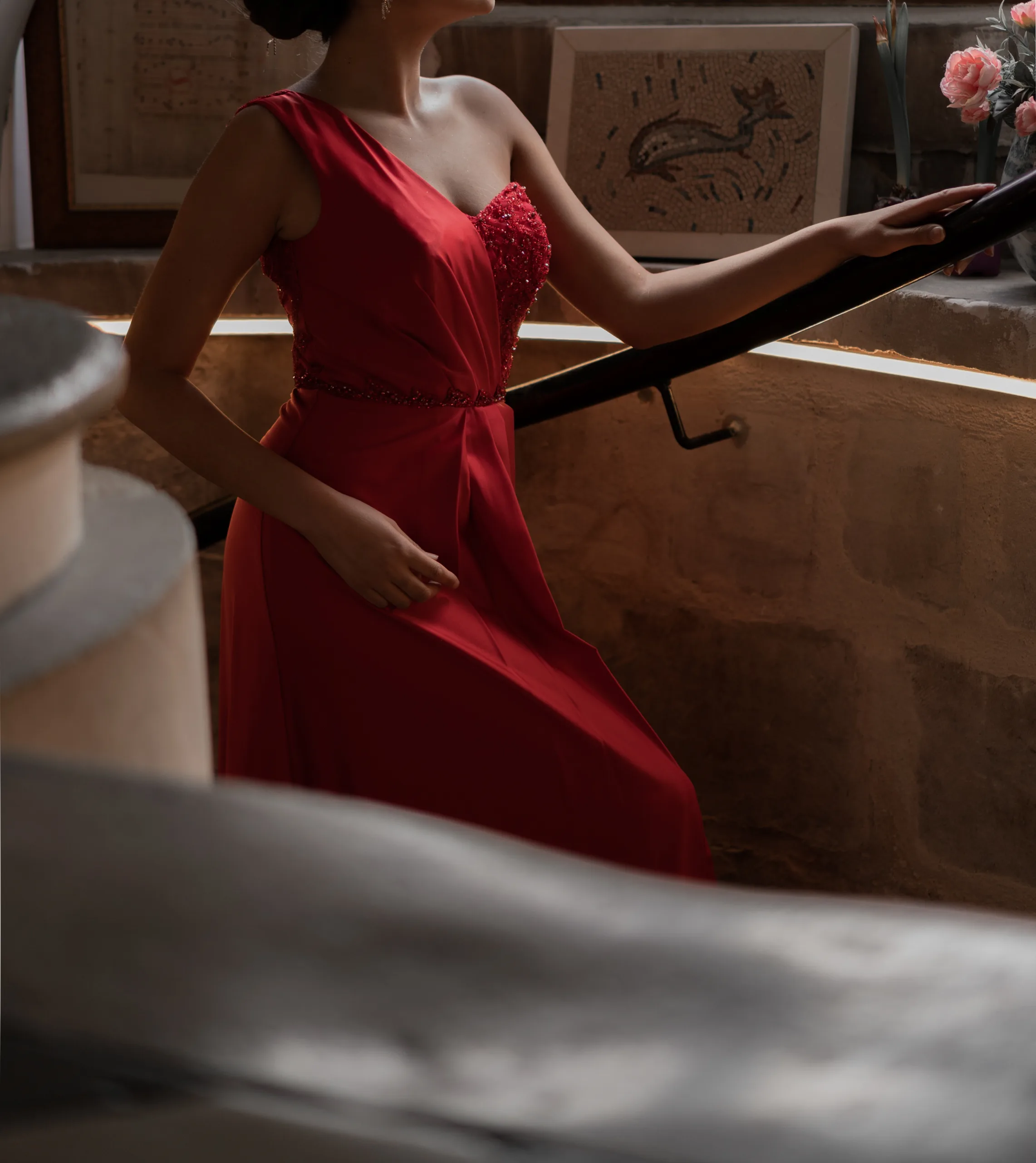 Robe de soirée asymétrique drapée avec traîne – Image 2