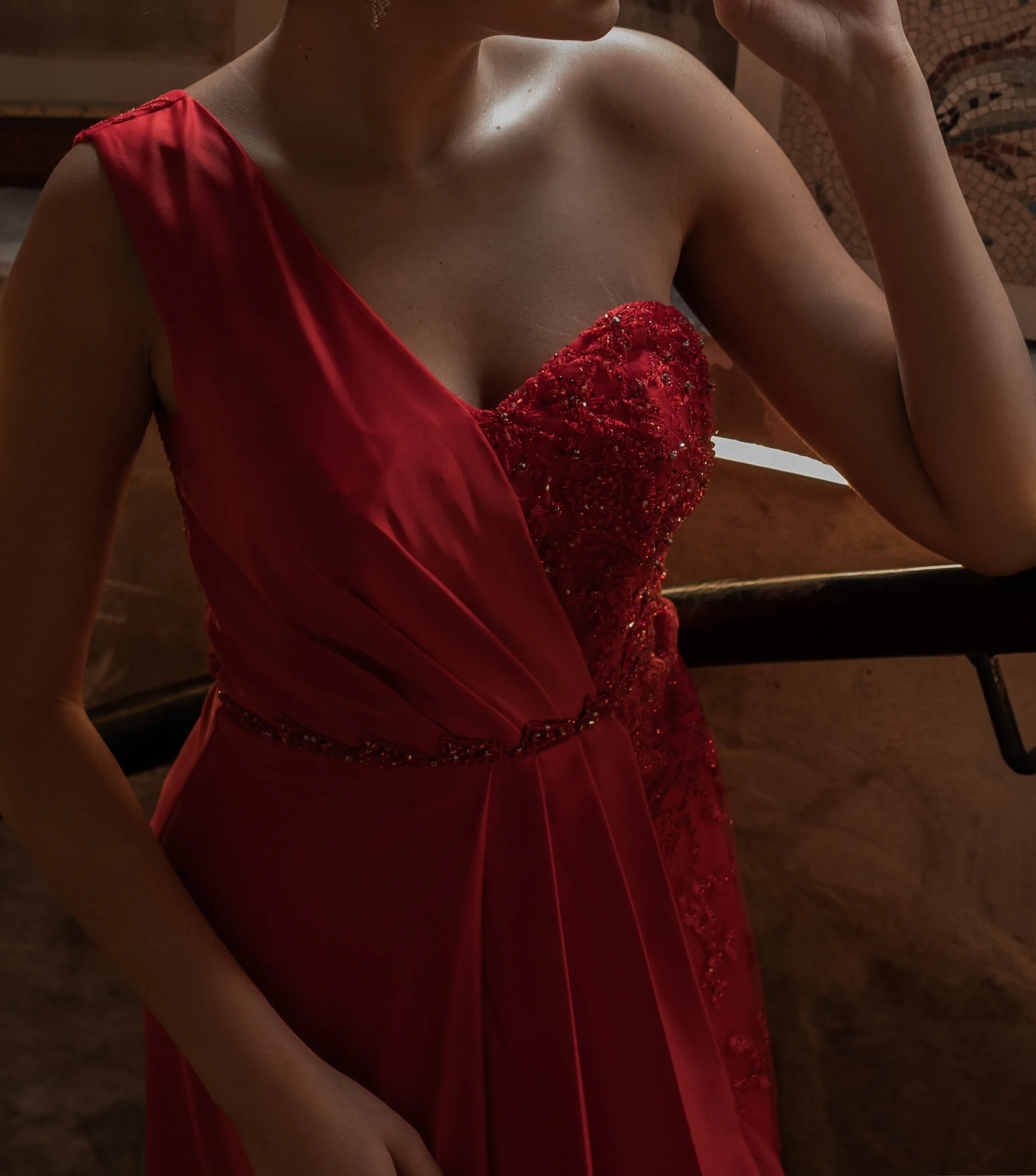 Robe de soirée asymétrique drapée avec traîne – Image 3