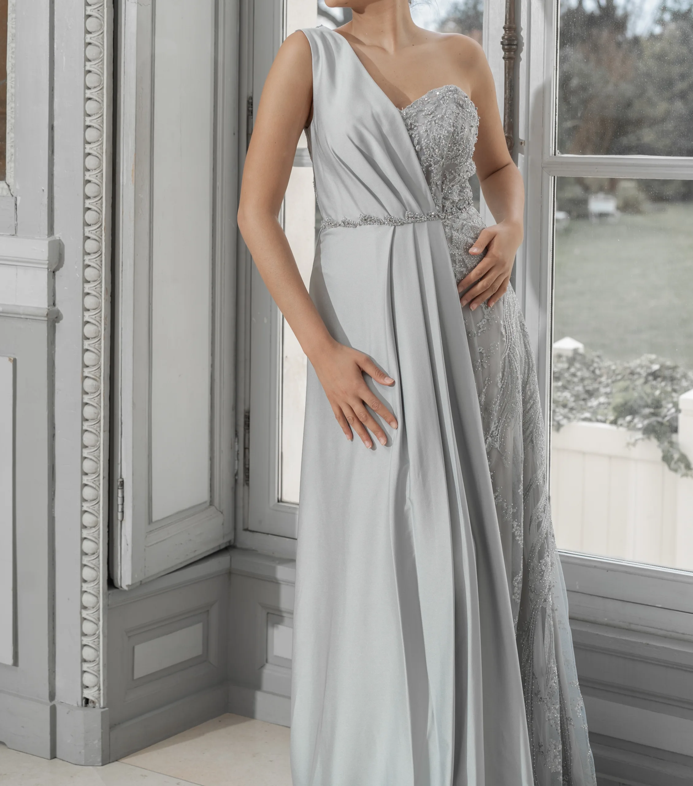 Robe de soirée asymétrique drapée avec traîne – Image 4