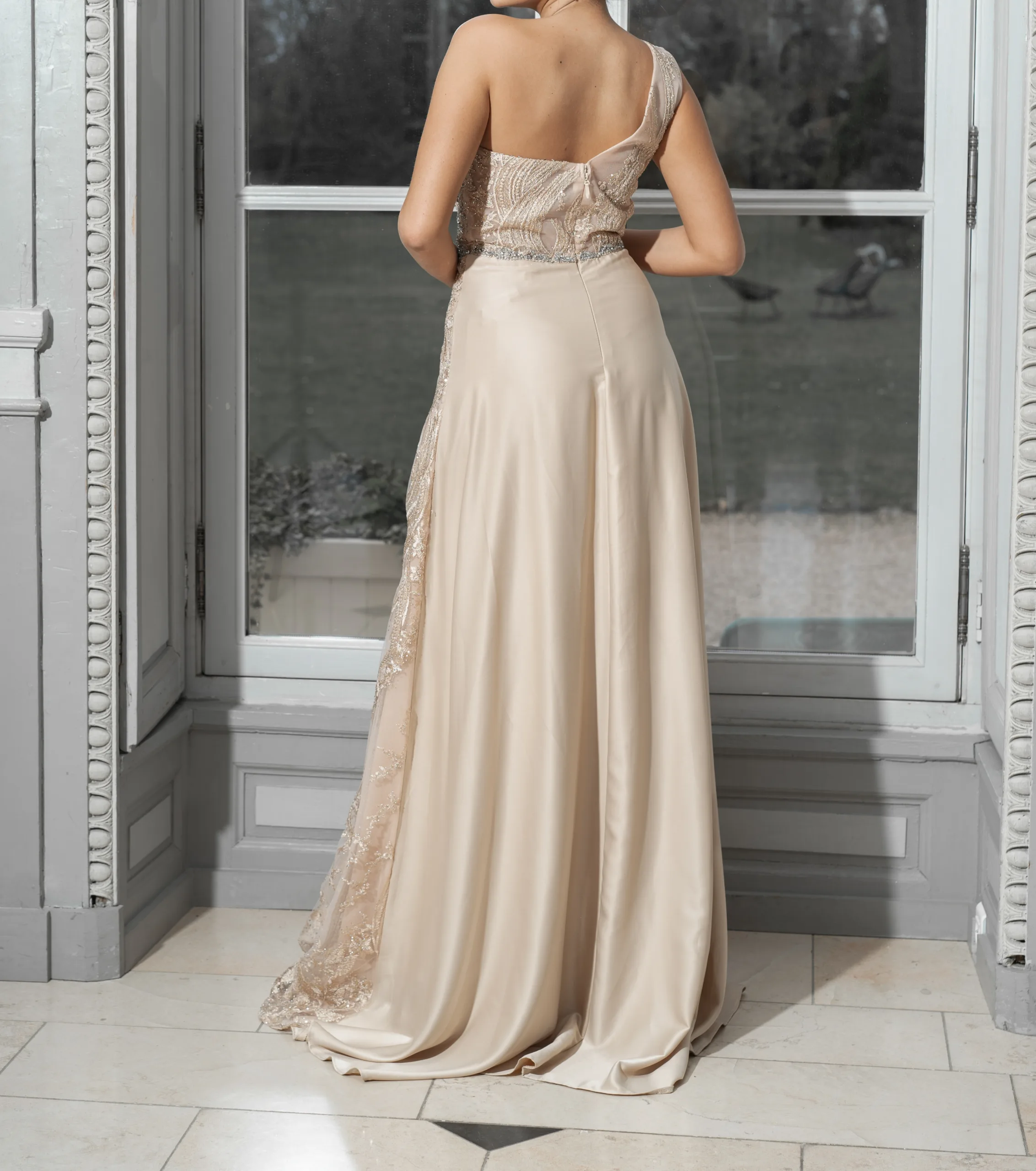 Robe de soirée asymétrique drapée avec traîne – Image 5