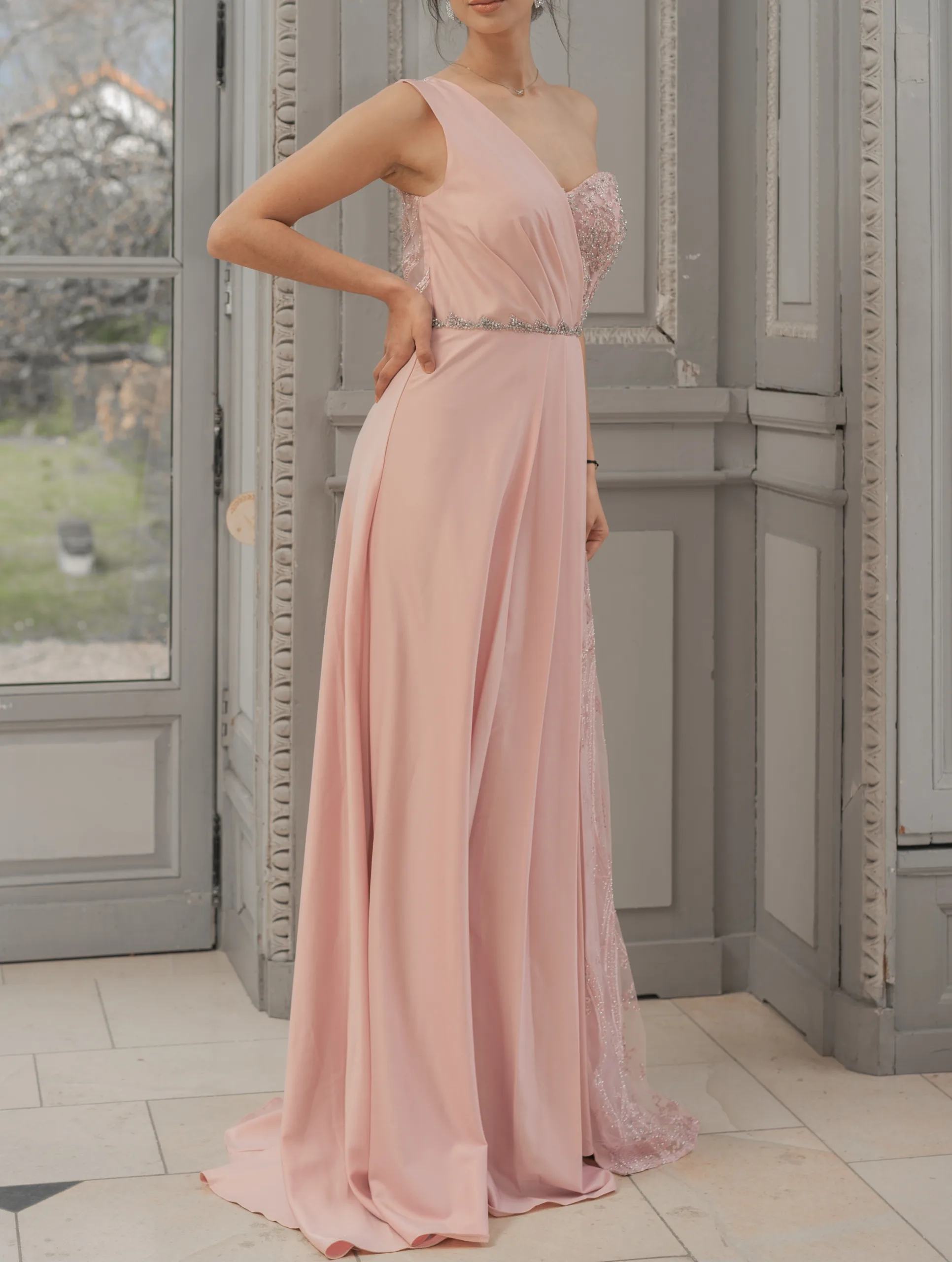 Robe de soirée asymétrique drapée avec traîne – Image 7